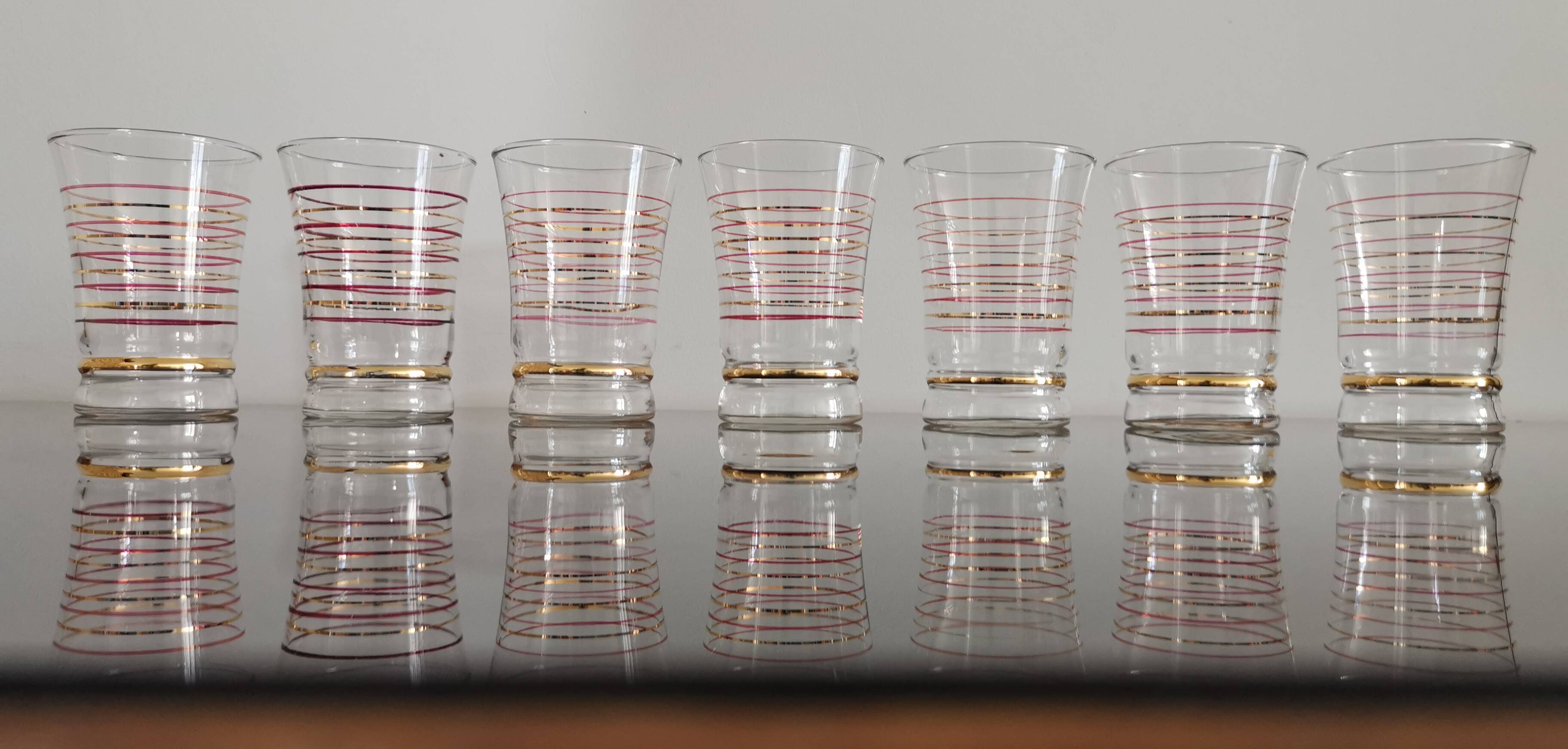 Set of 7 vintage glasses with gold and red edges from the 50s/60s