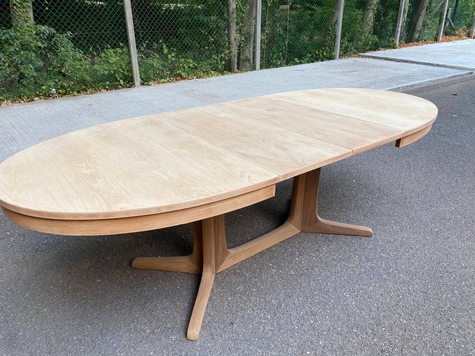 Table scandinave ovale extensible Baumann décapée en teck brut 240cm 1960