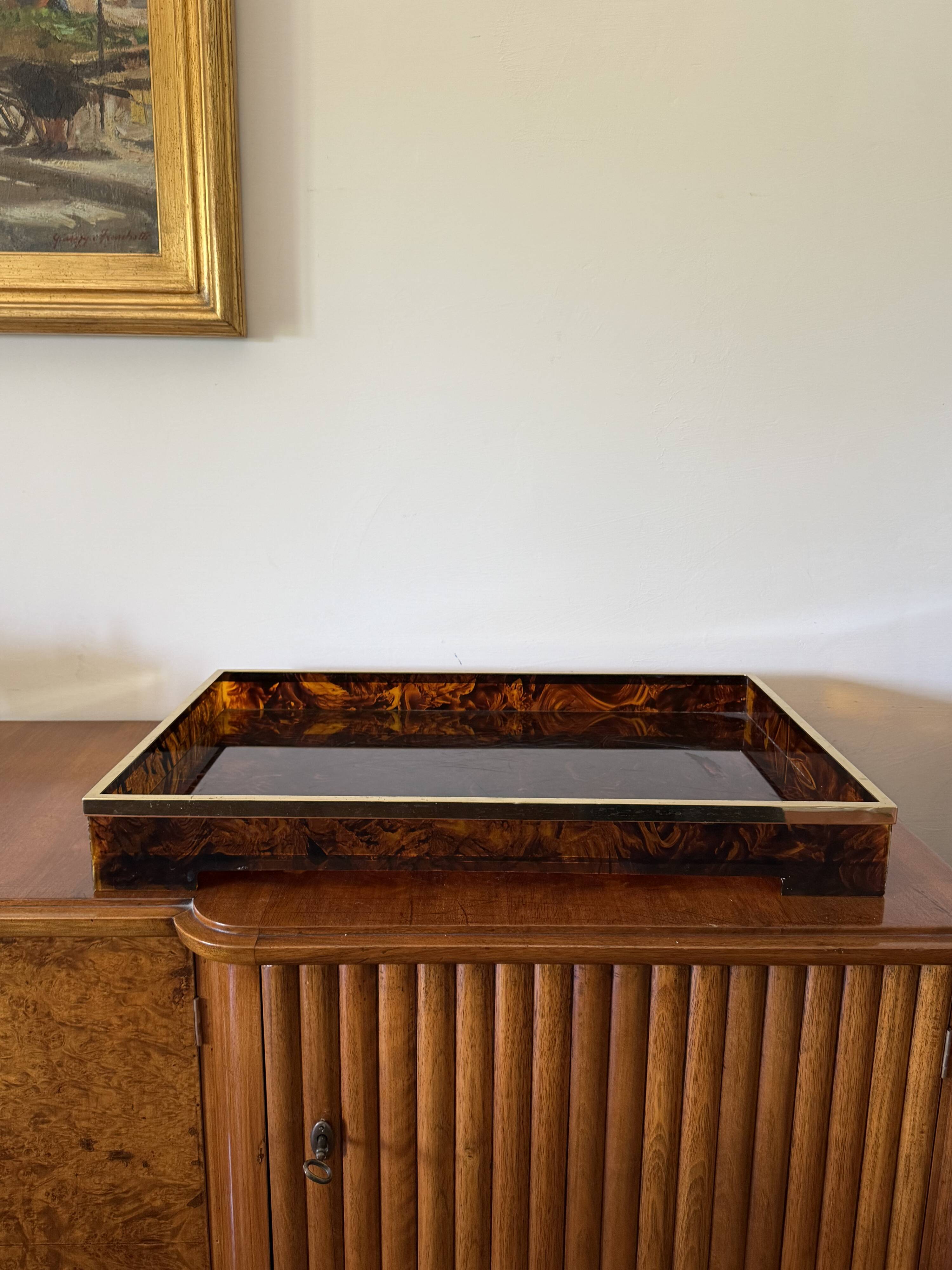 Grand plateau Hollywood Regency en laiton et écaille de tortue en lucite, Italie, années 1970