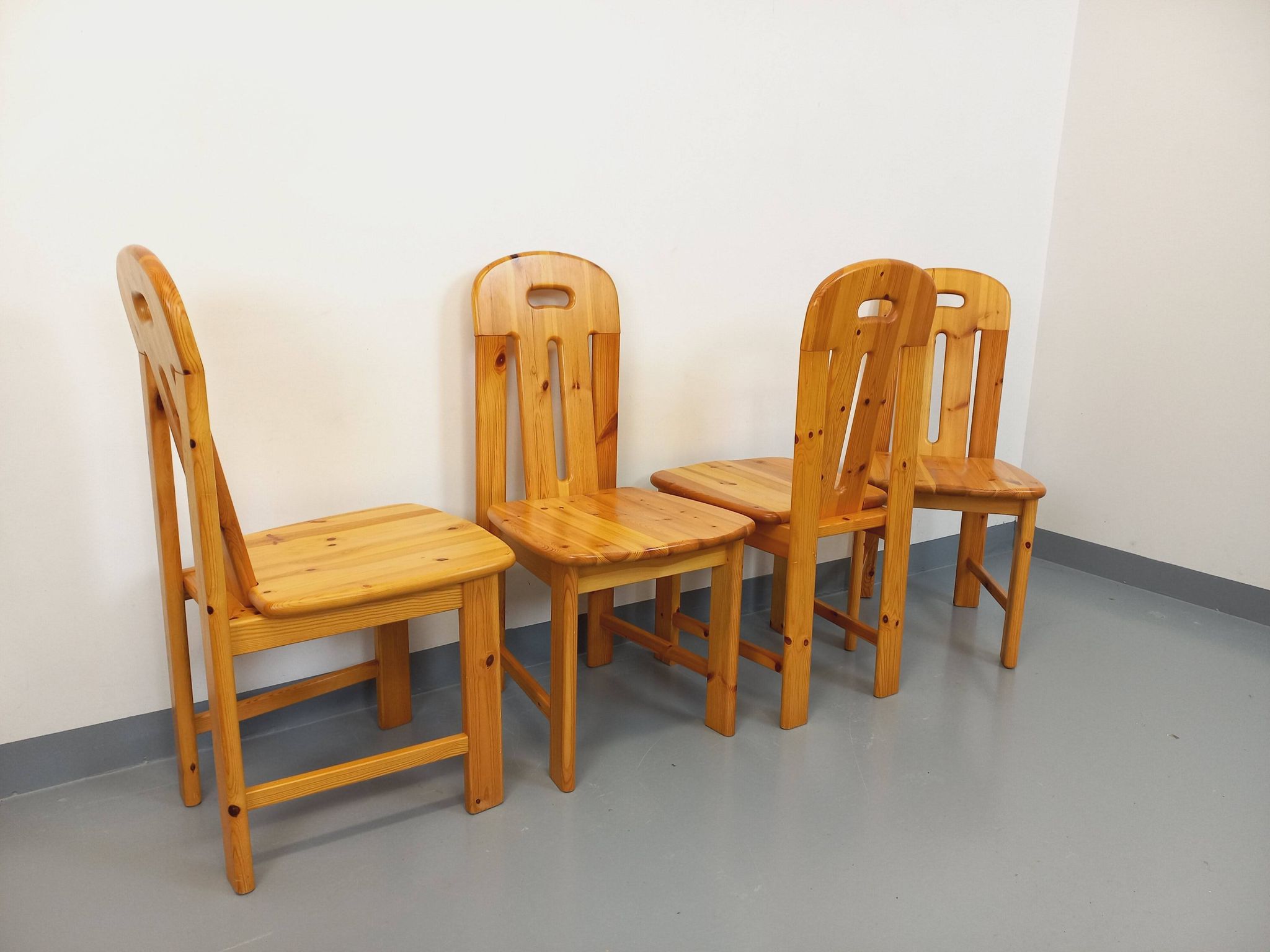 Suite de 4 chaises vintage en pin des années 70 80
