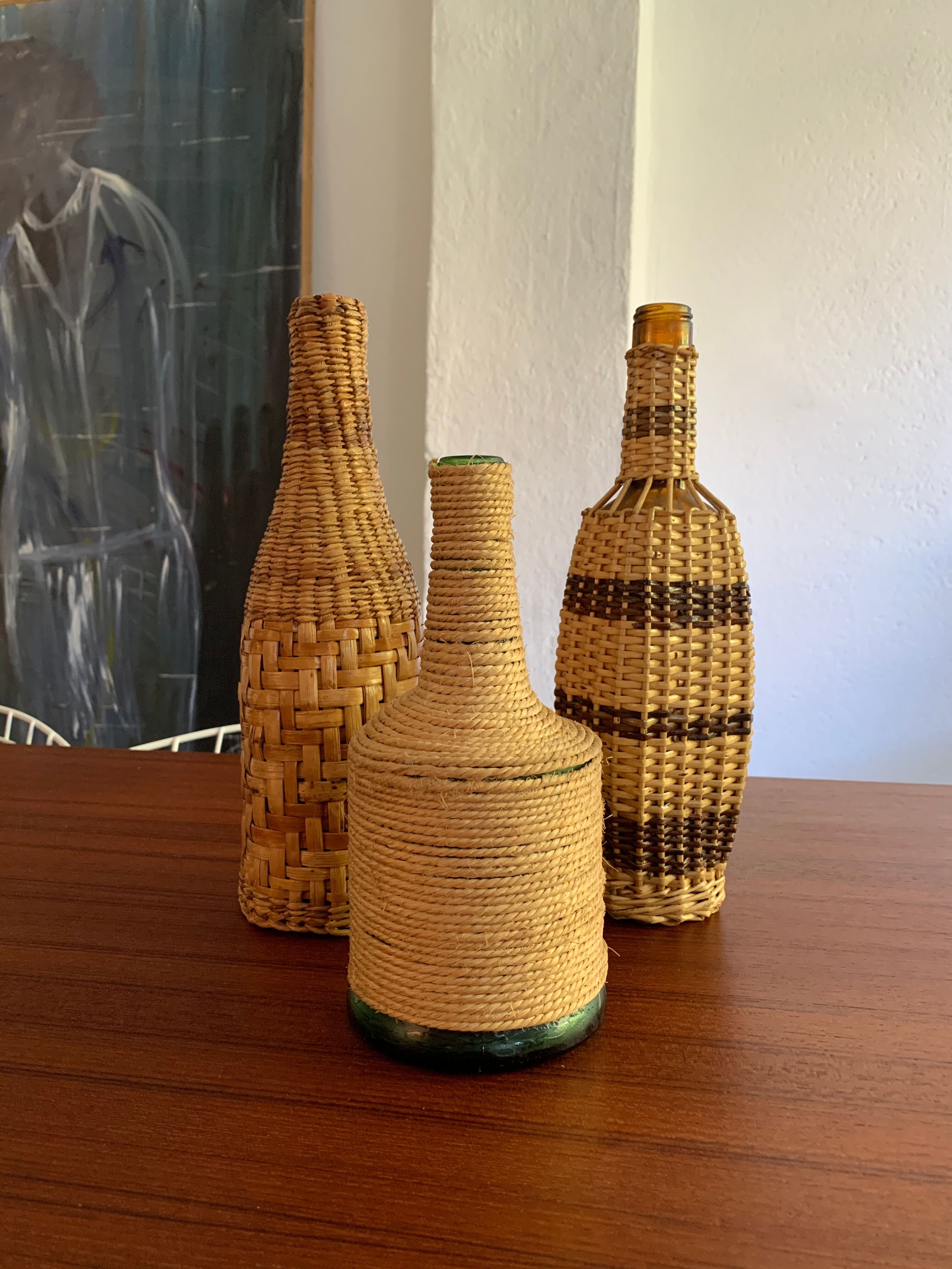 Trio de bouteilles vintage corde et osier