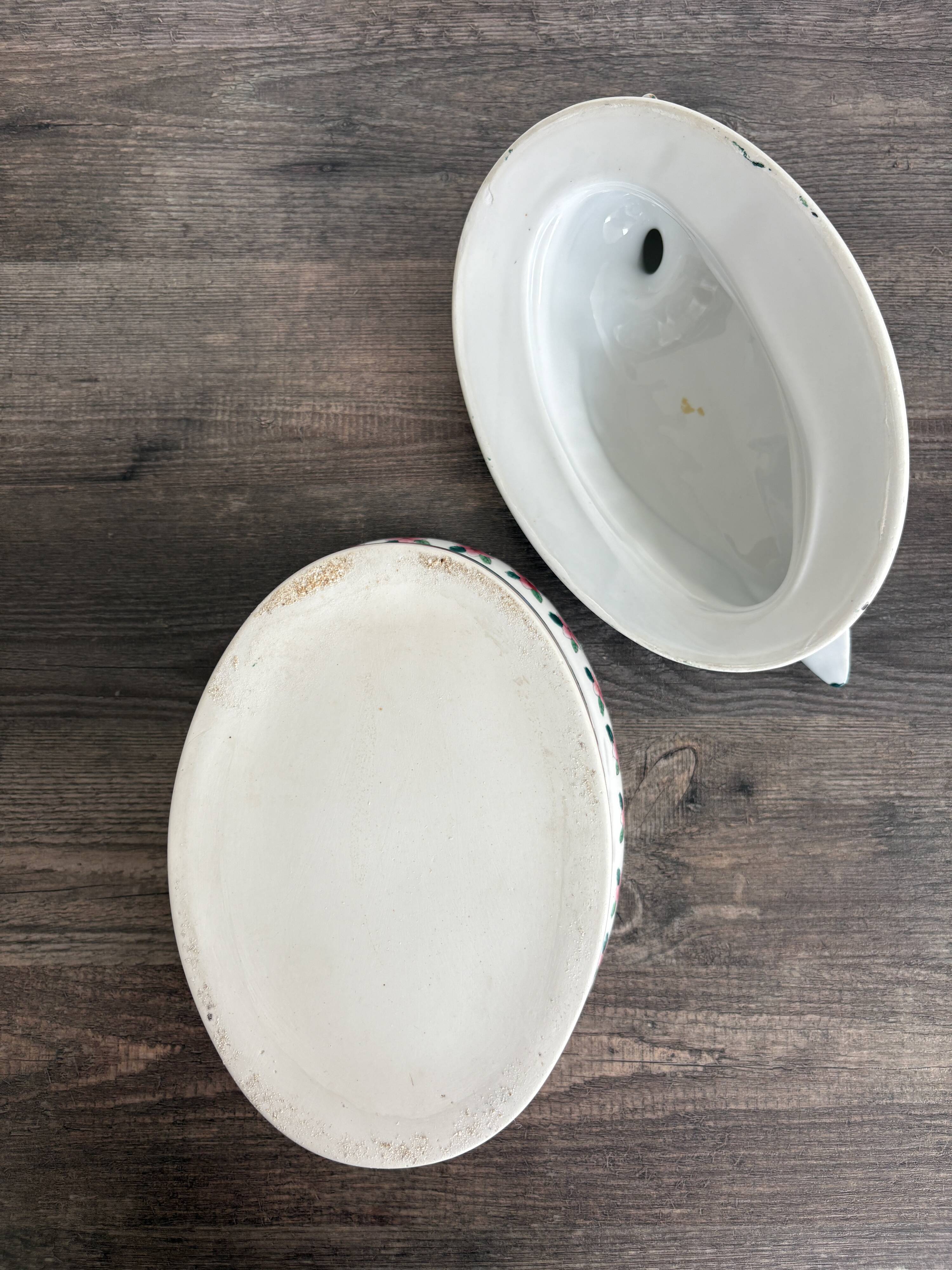 Large covered duck-shaped porcelain pot in China