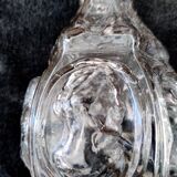 Bouteille commémorative en verre soufflé moulé avec ces personnages en reliefs avant 1900