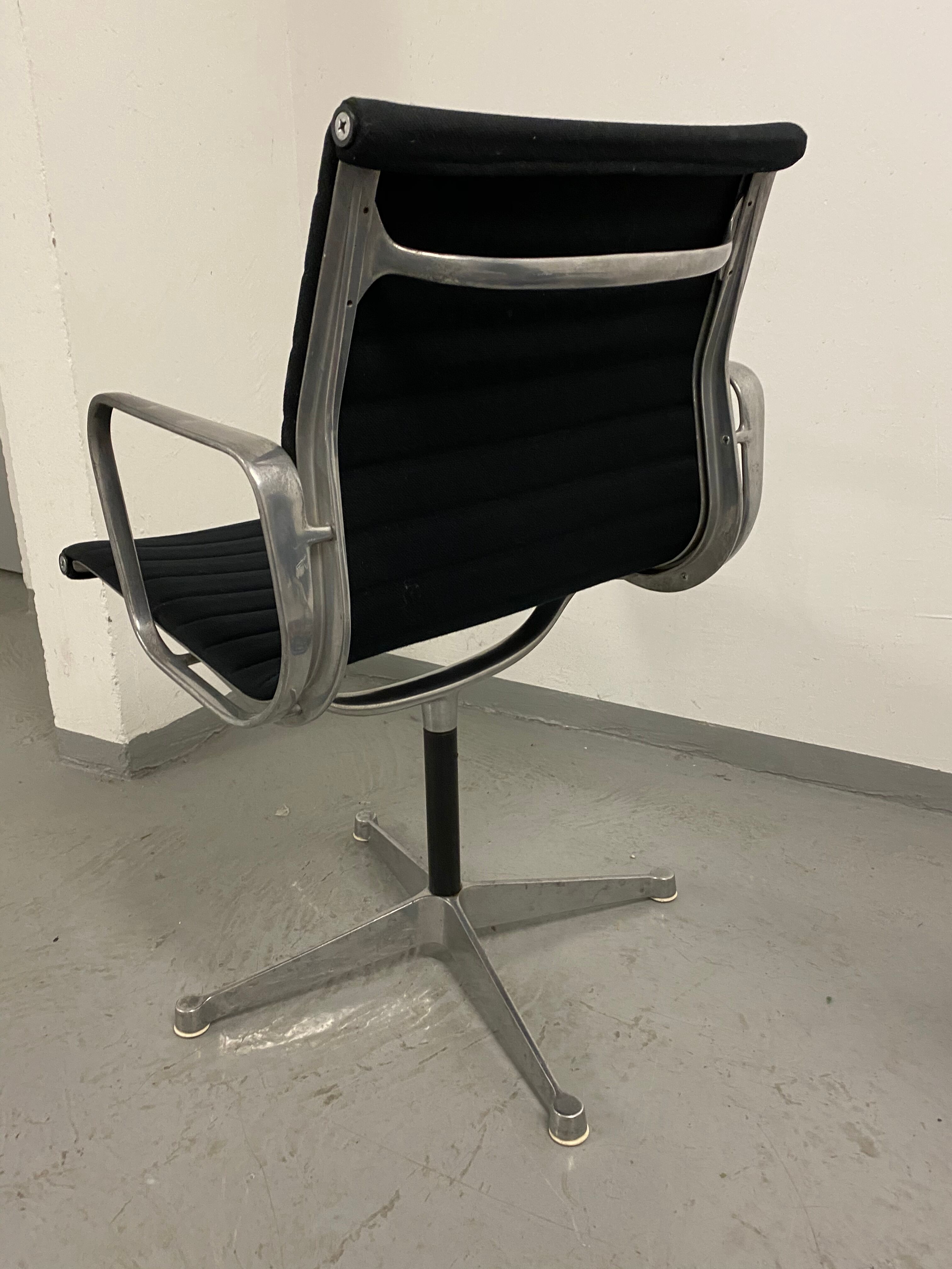 Fauteuil EA108 par Charles et Ray  Eames édition Herman Miller