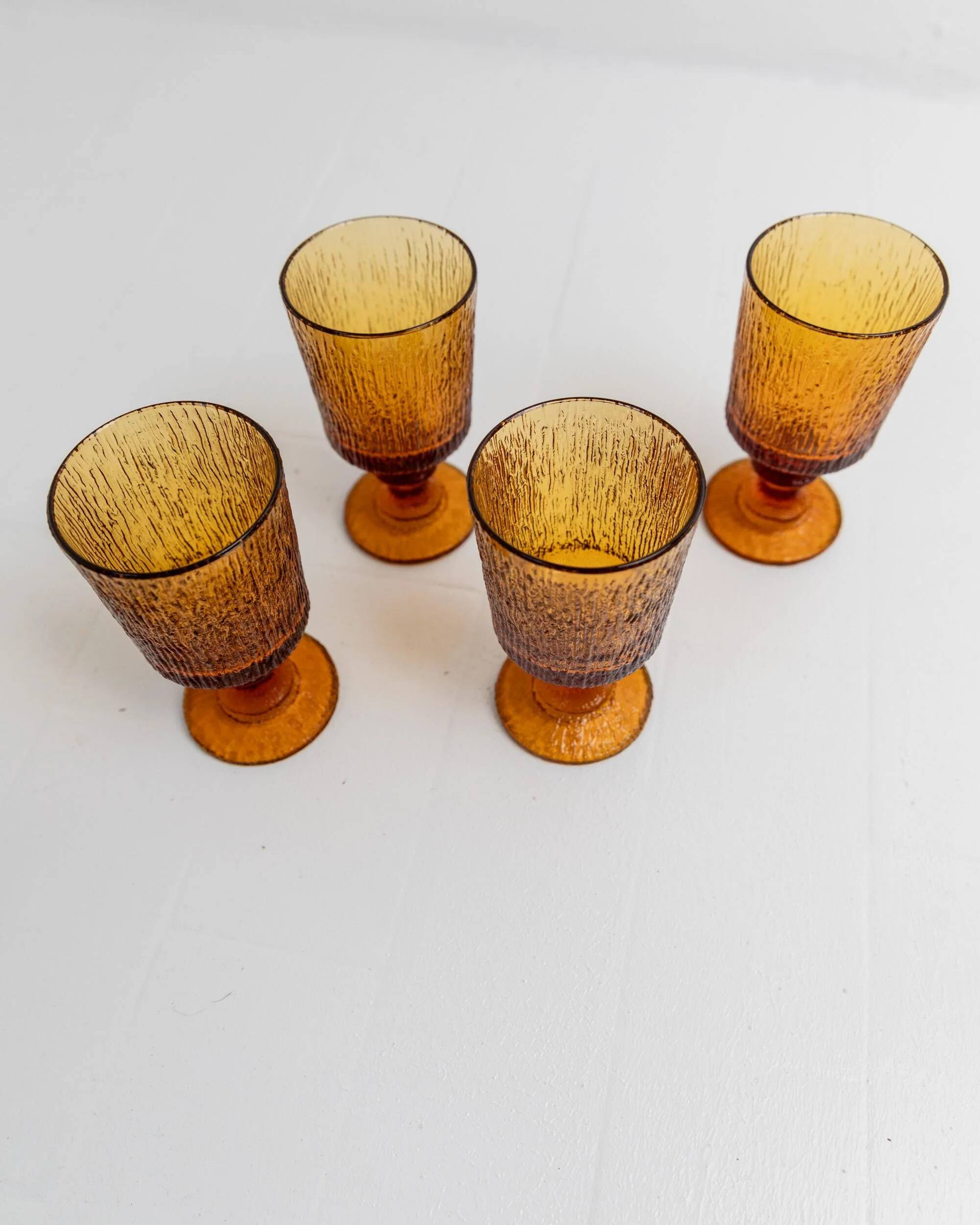 Lot of 4 vintage wine glasses from the 1970s, textured amber on a stem, design by Timo Sarpaneva for Iittala.