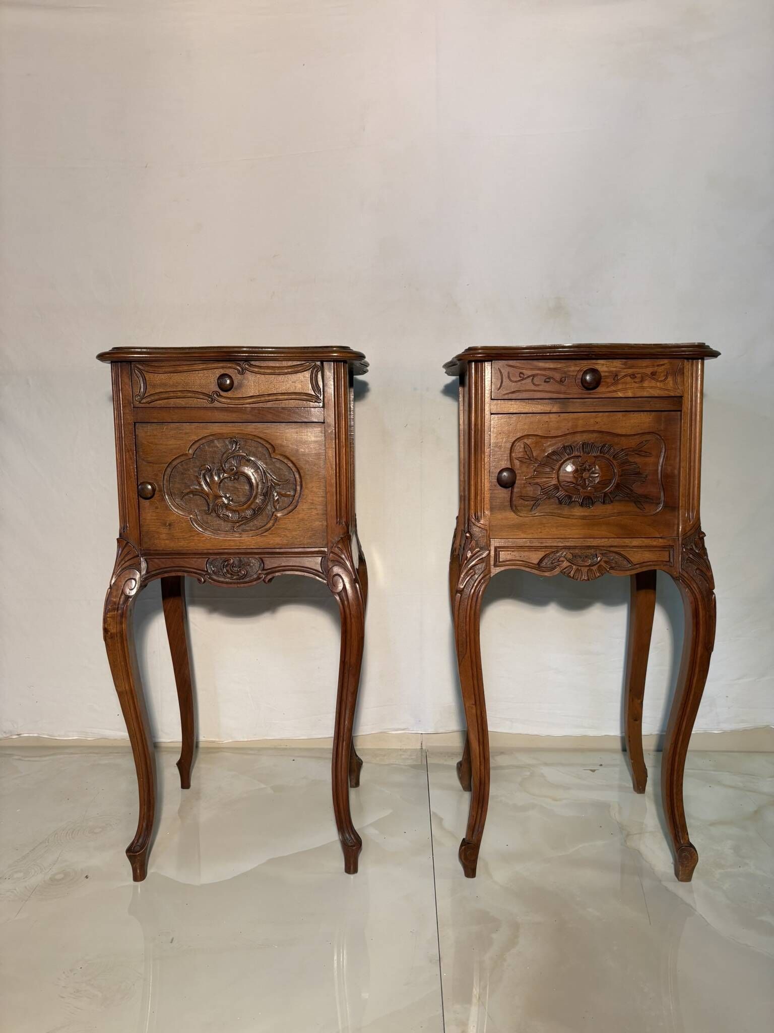 Pair of antique bedside tables with marble top and ceramic niche