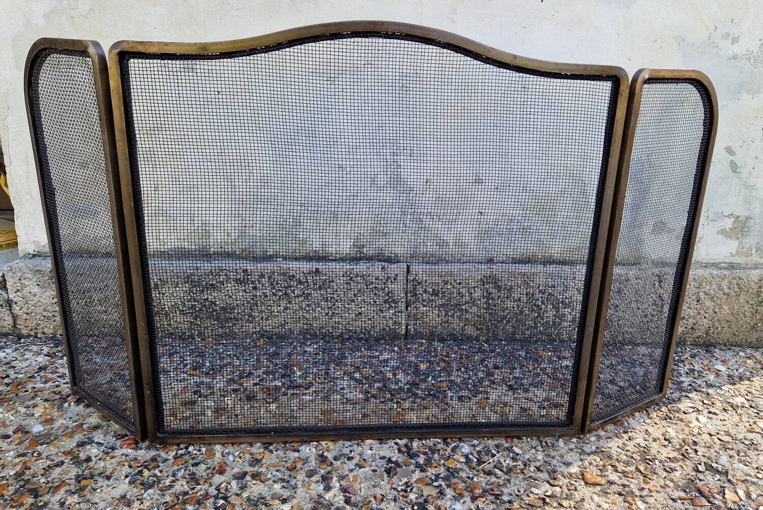 Pare feu contemporain en fonte