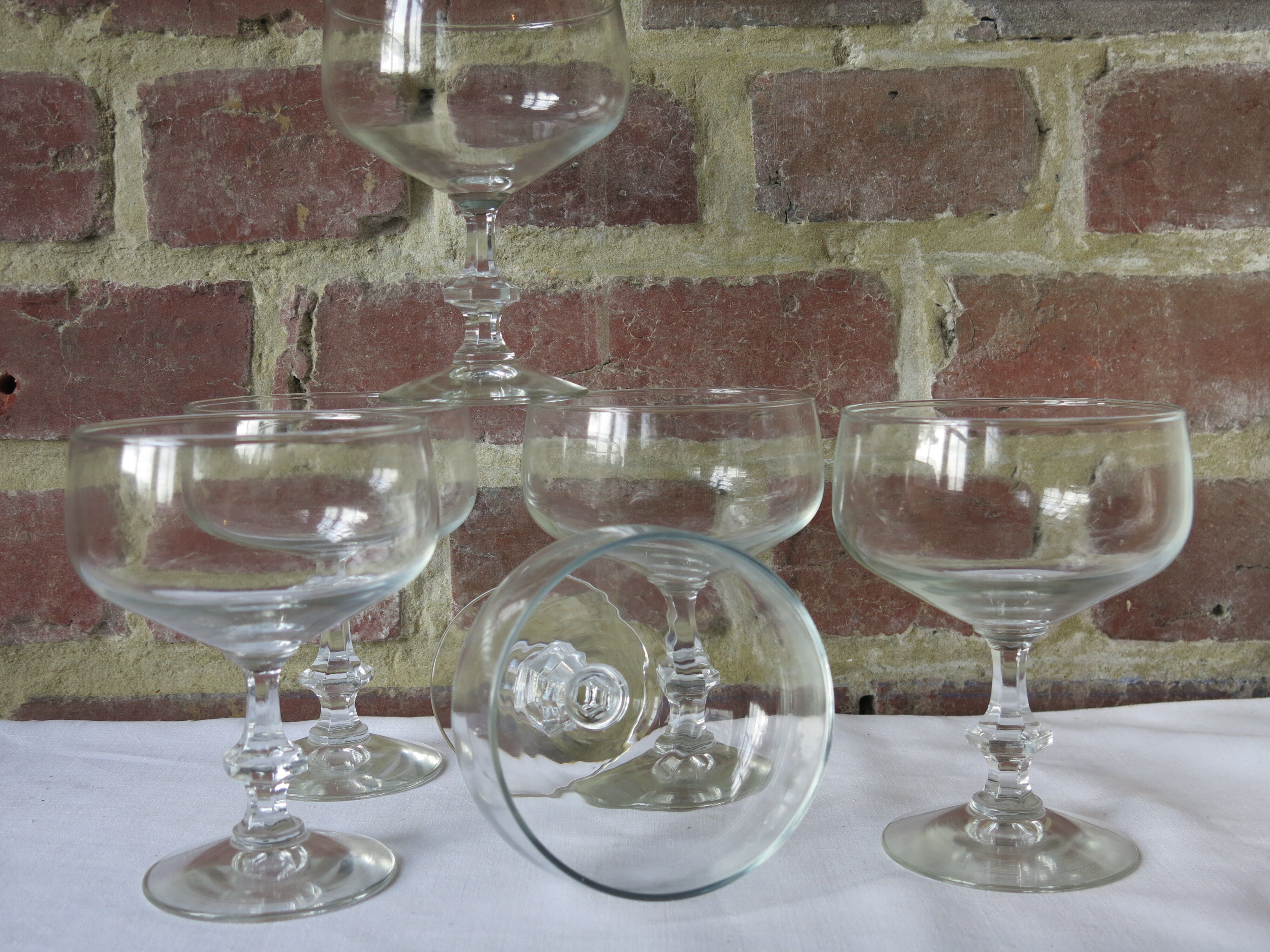6 champagne or cocktail glasses in transparent glass in very good condition.
