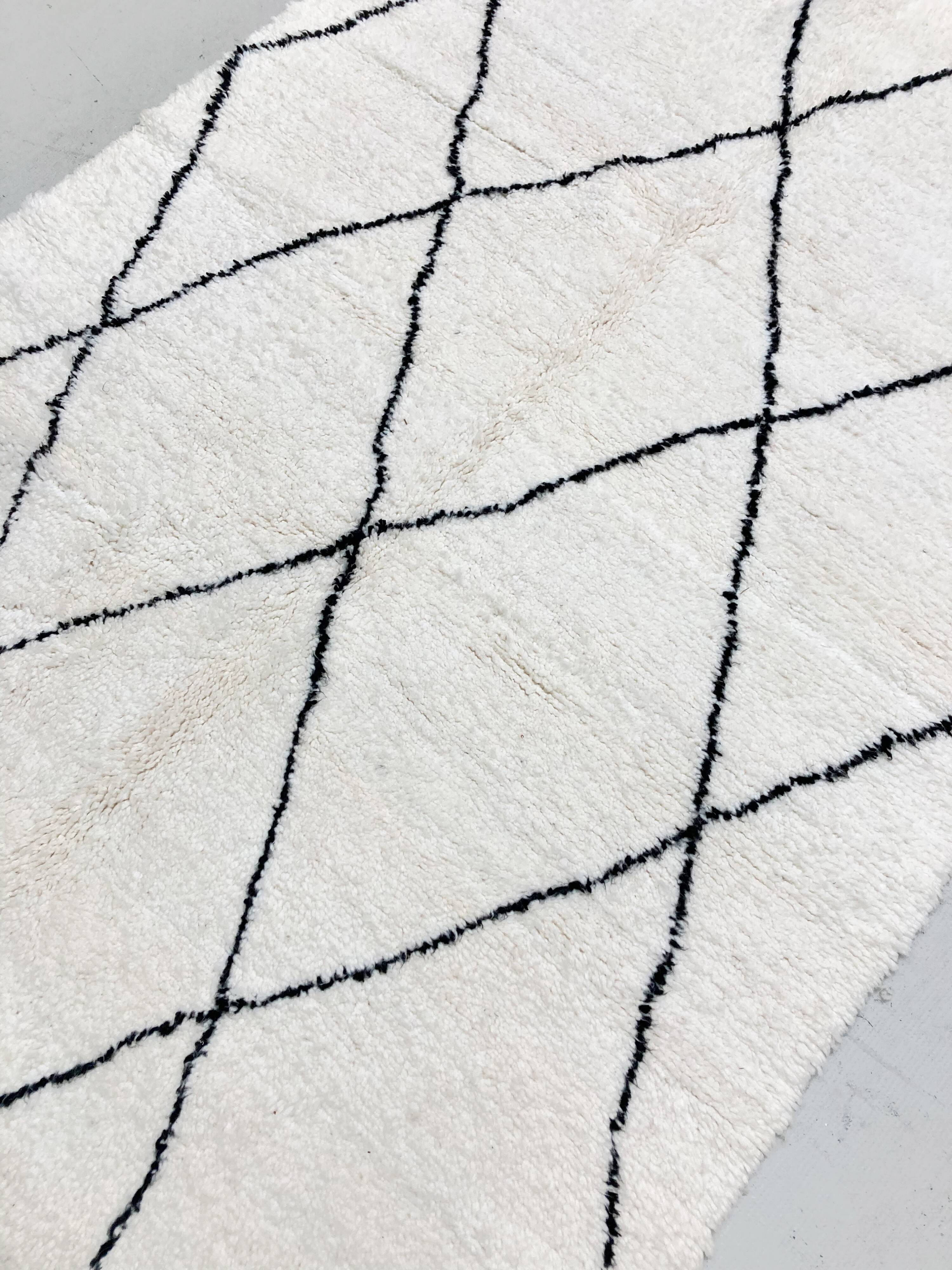 Beni Ouarain Moroccan Berber rug with black diamonds 2.36x1.65m