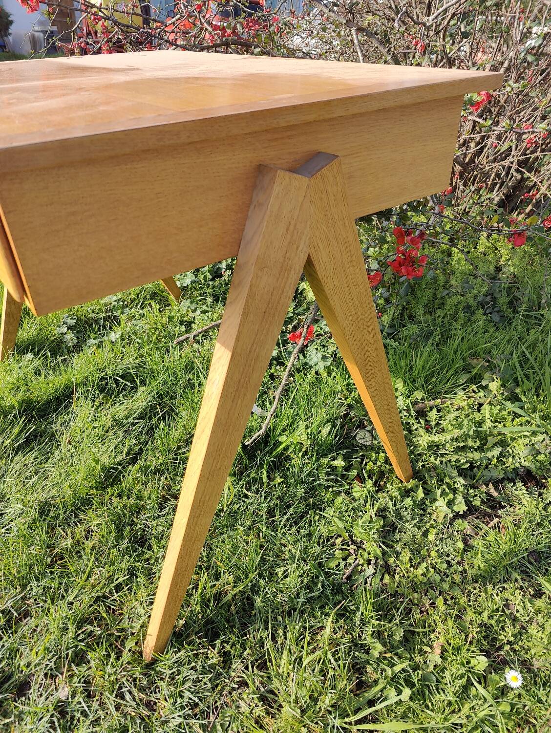 Scandinavian desk with compass feet