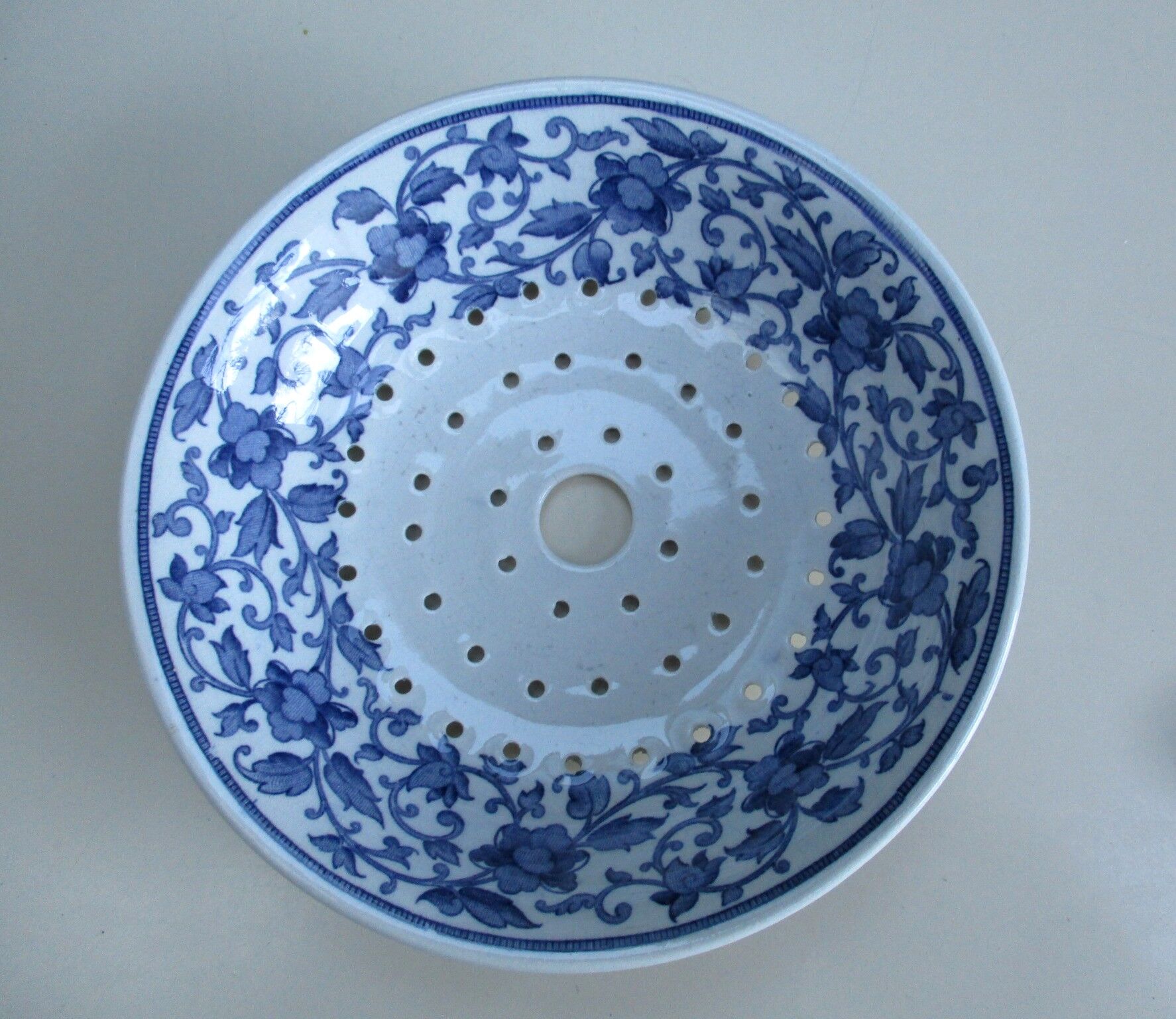 Old ceramic drainer blue décor