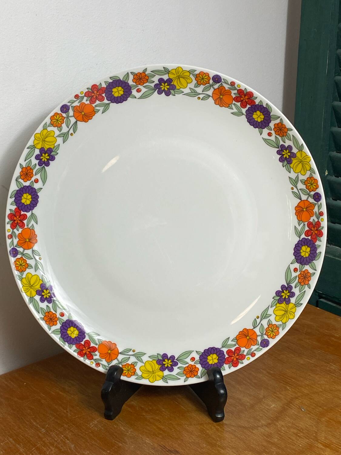 Two large round Bavaria porcelain dishes