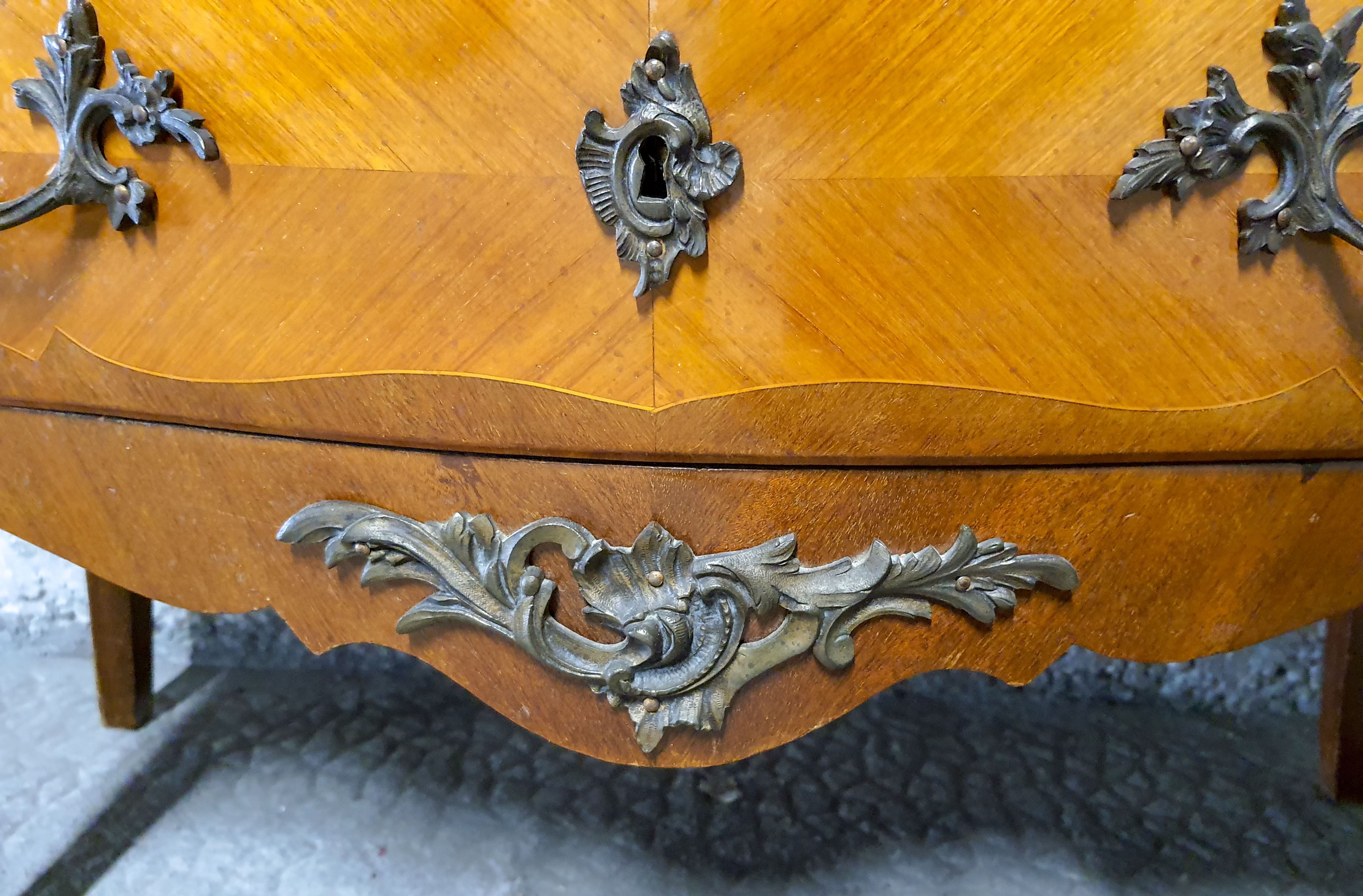 Small Louis XV dresser in marquetry and pink marble