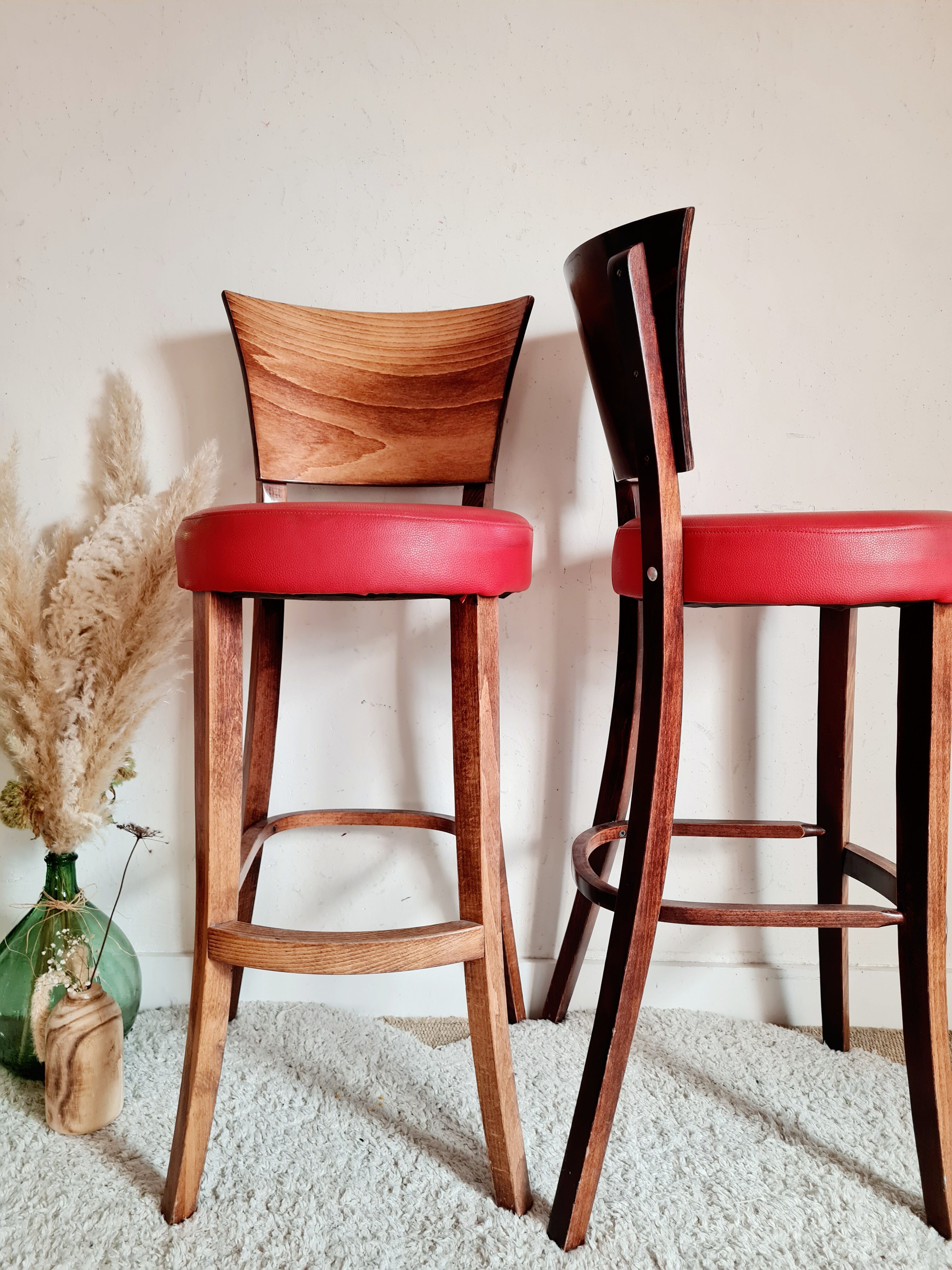 Lot of 5 wooden bar top stools and leather seating
