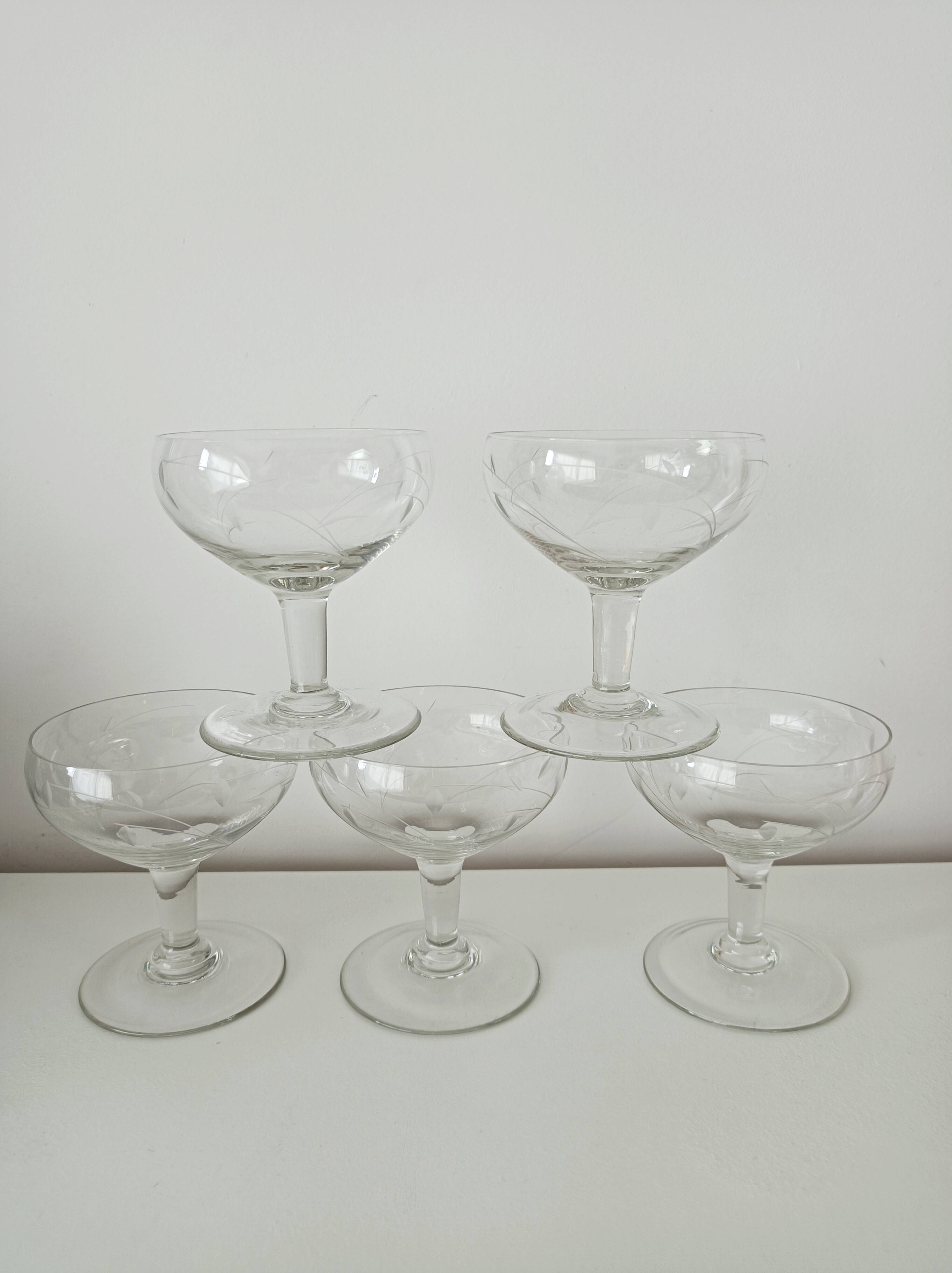Lot de 5 coupes à champagne en verre gravé feuillage