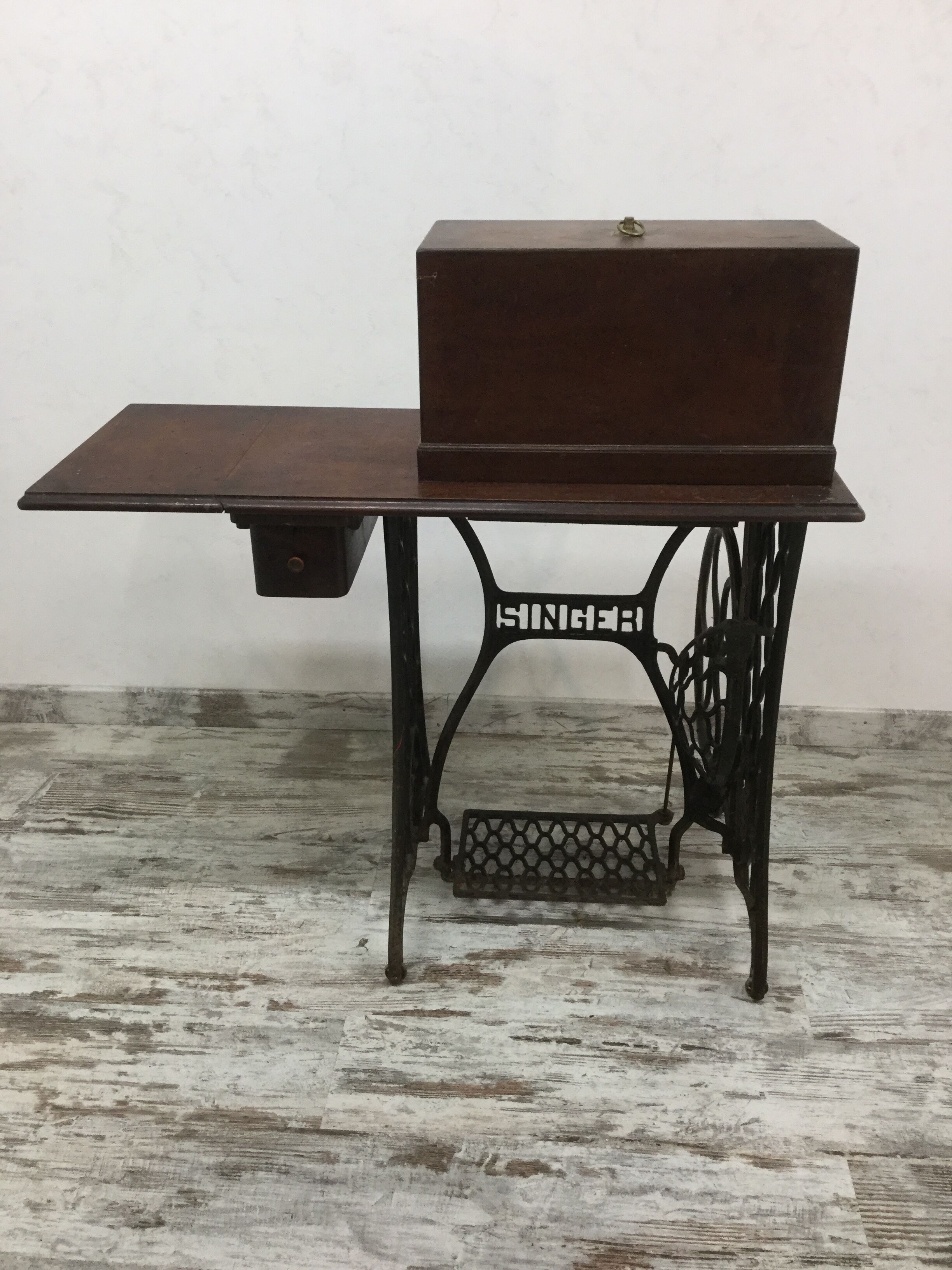 Sewing machine Singer