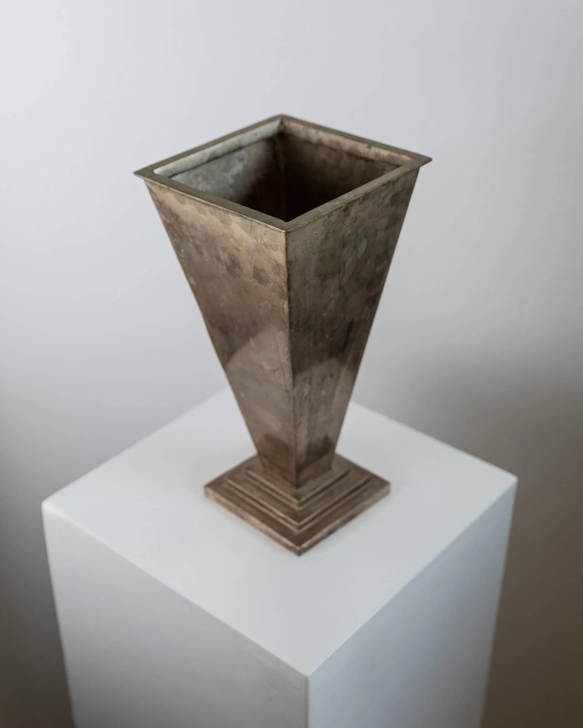 Vase pyramidal vintage en métal argenté des années 1980
