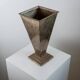 Vase pyramidal vintage en métal argenté des années 1980