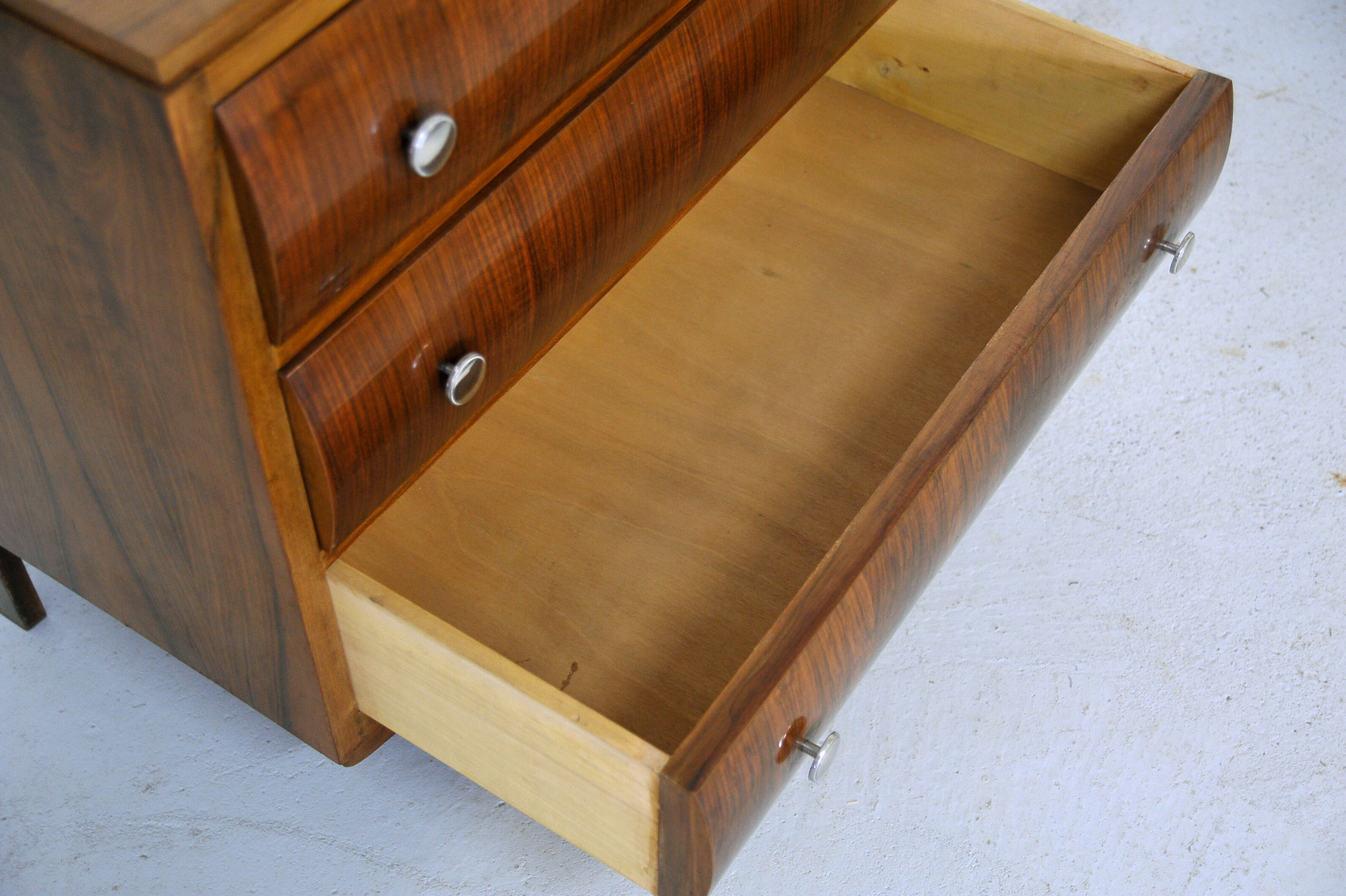 Art Deco chest of drawers in walnut veneer, circa 1930
