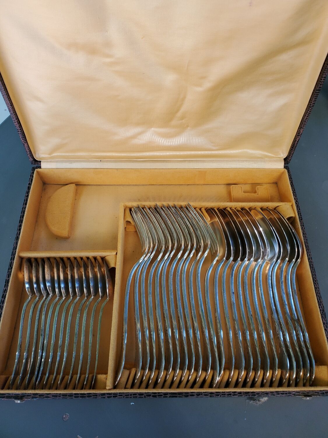 Silver-plated metal cutlery set