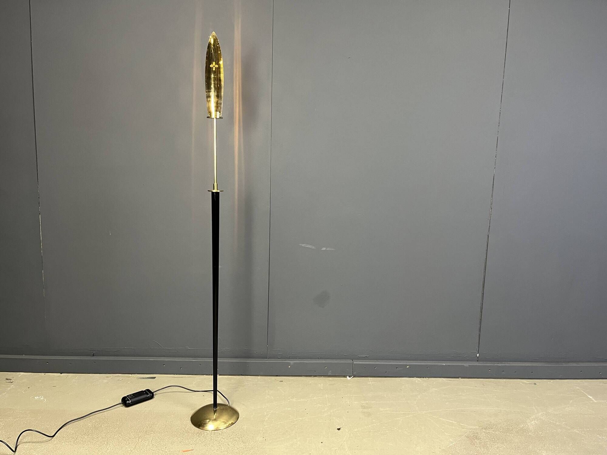 Modernist italian brass floor lamp, 1980s