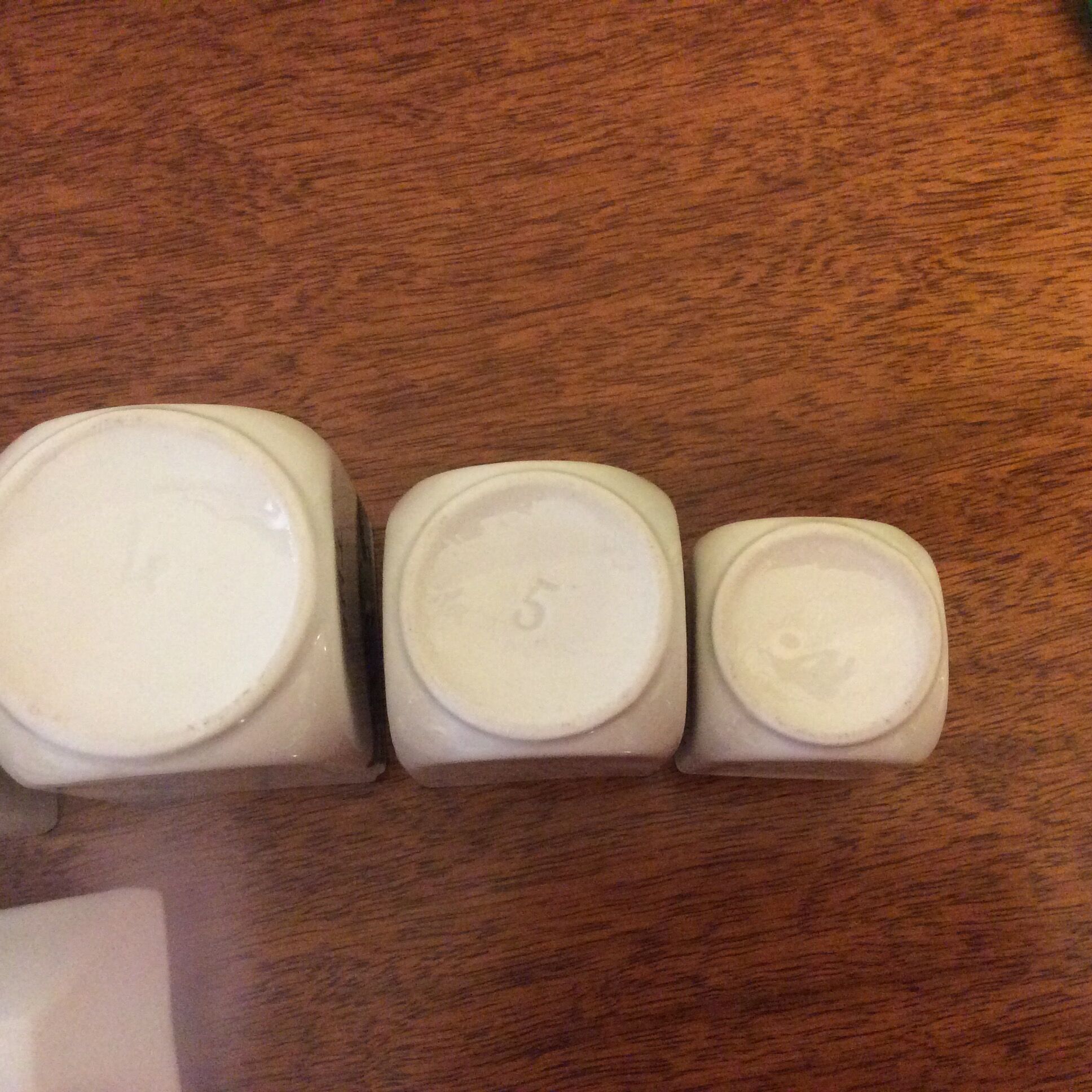 Set of 6 old pots with 3 trundle lids