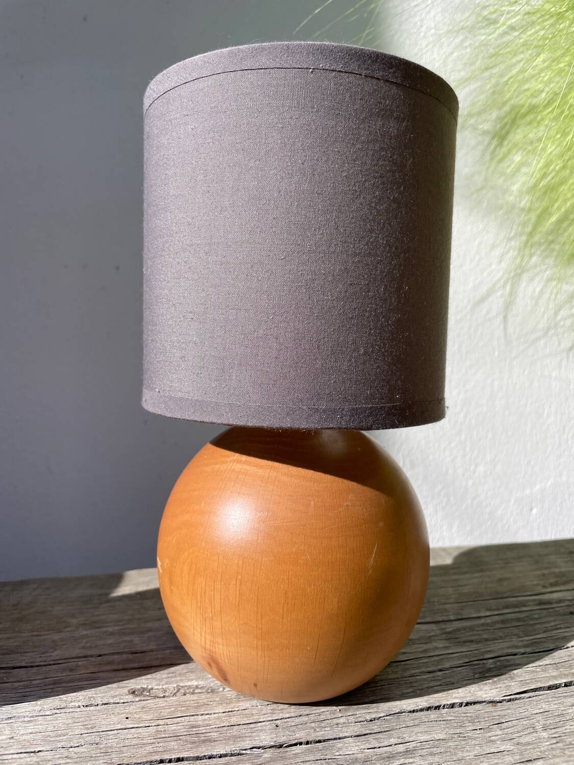 Lampe boule en bois tourné 1989o