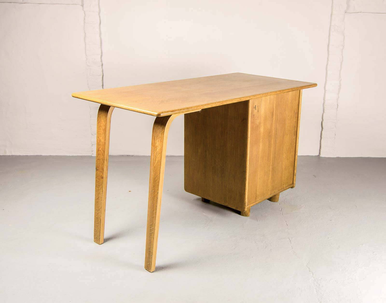 Cees Braakman Dutch Design EE02 Oak Desk for Pastoe. The Netherlands, 1950s