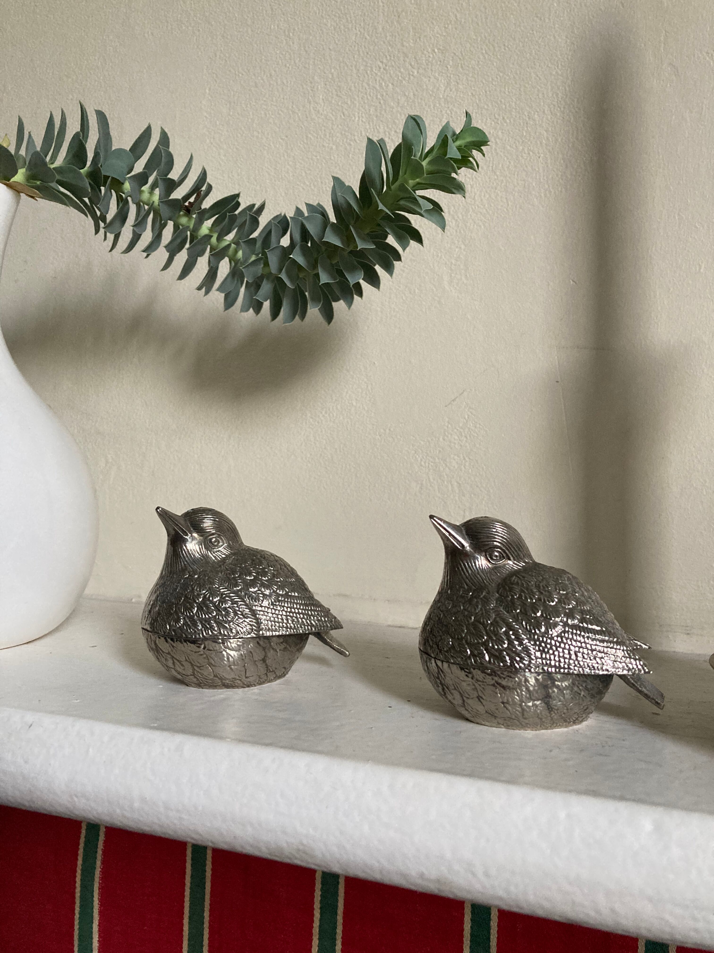 Duo of salt shaker and pepper in the shape of a bird in silver metal and its basket