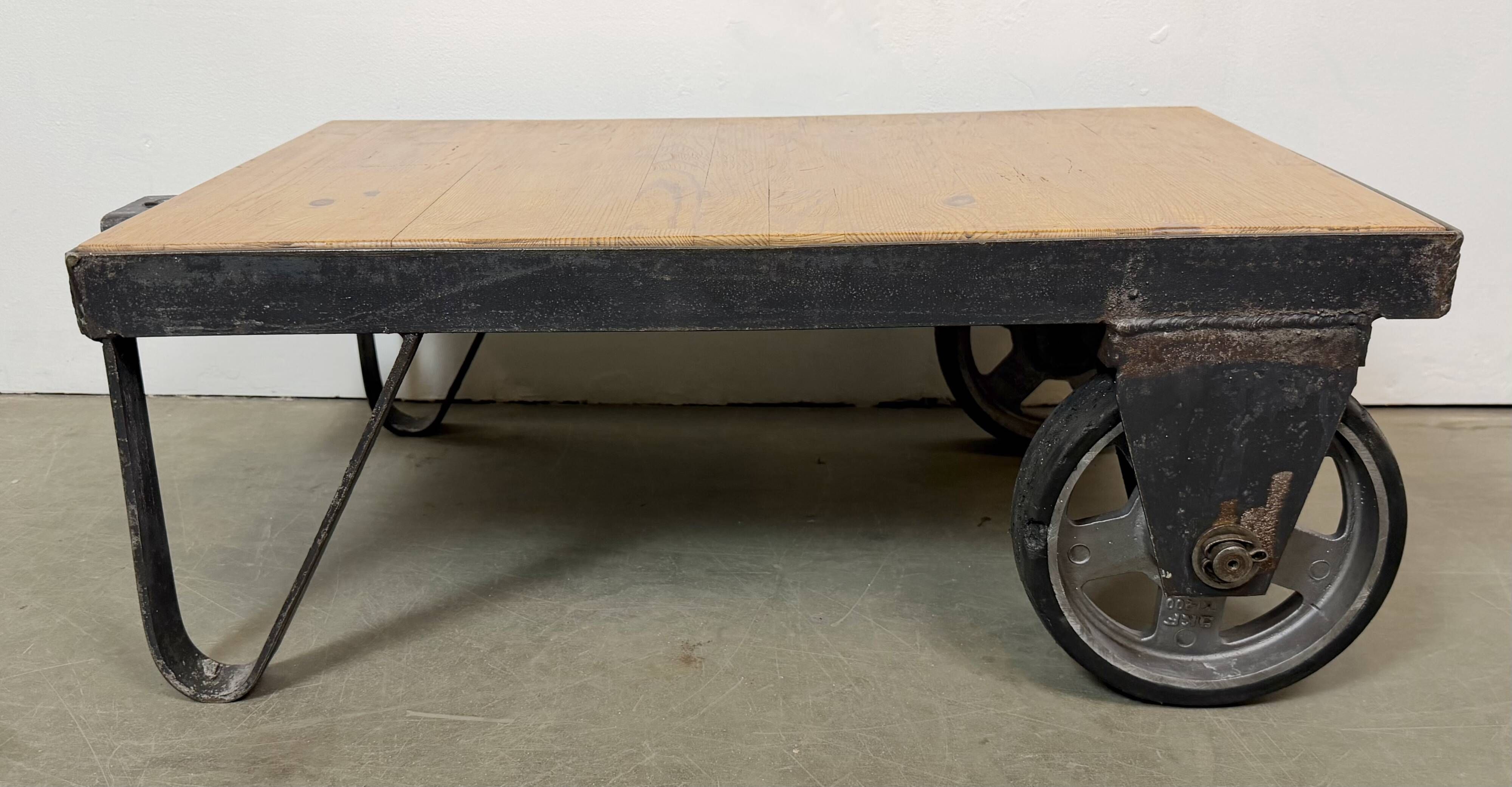 Table basse industrielle noire sur roulettes, années 1960