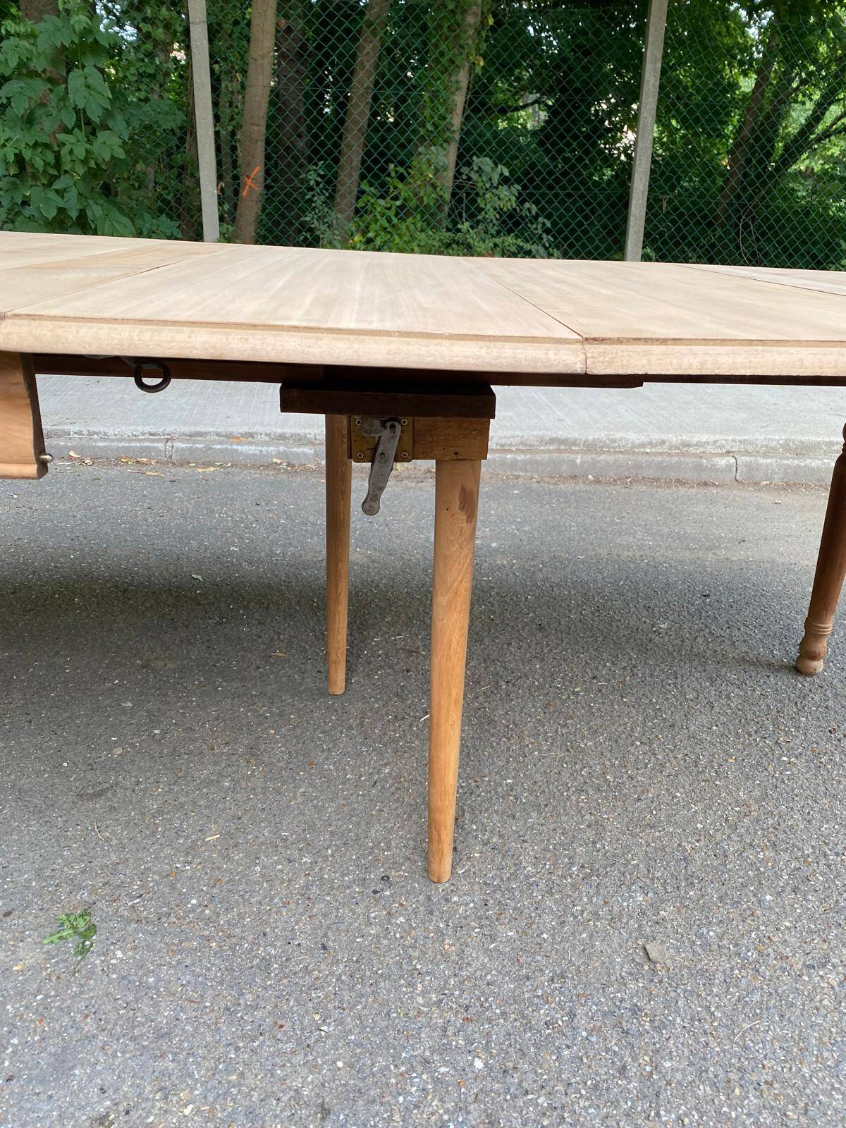 Art Deco round extendable dining table renovated in solid oak 225cm 20th century