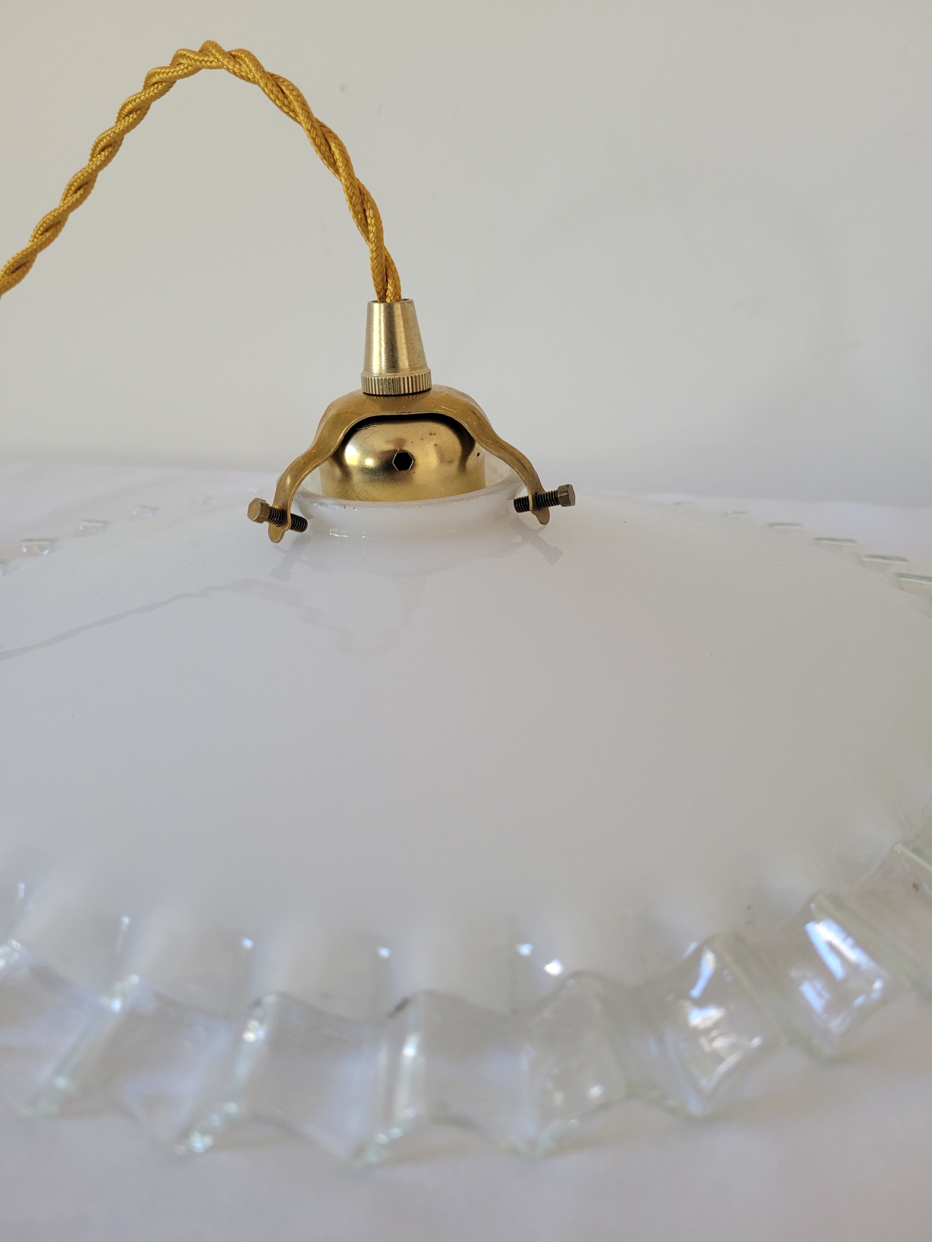 Serrated opaline suspension