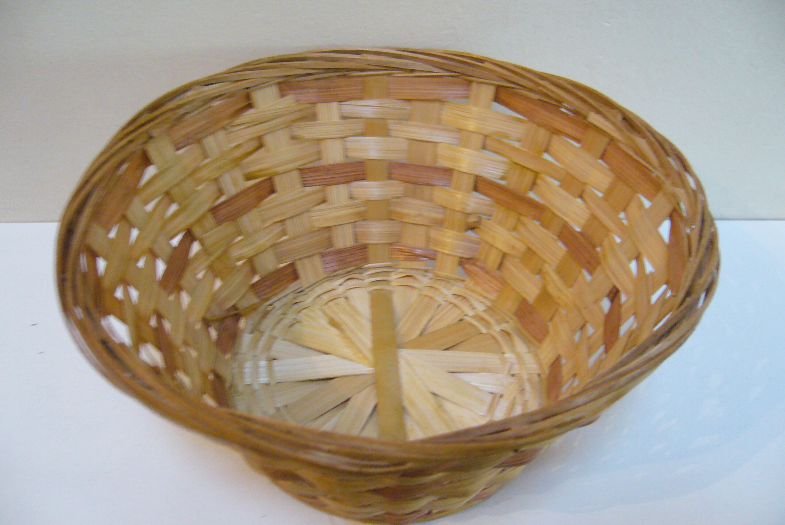 Two-tone woven bread or fruit basket