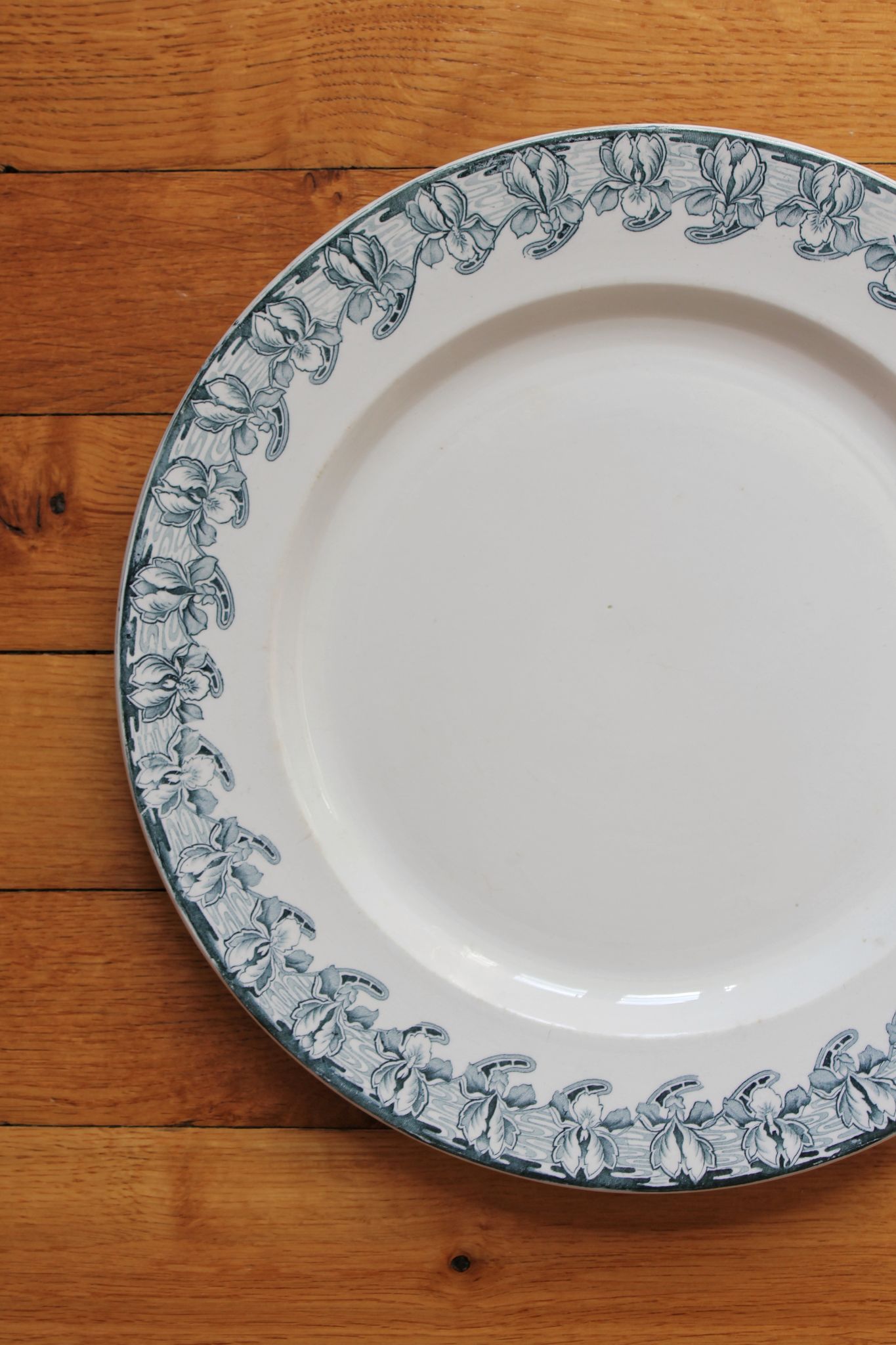 Plat rond en terre de fer décor iris Badonviller
