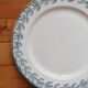 Plat rond en terre de fer décor iris Badonviller