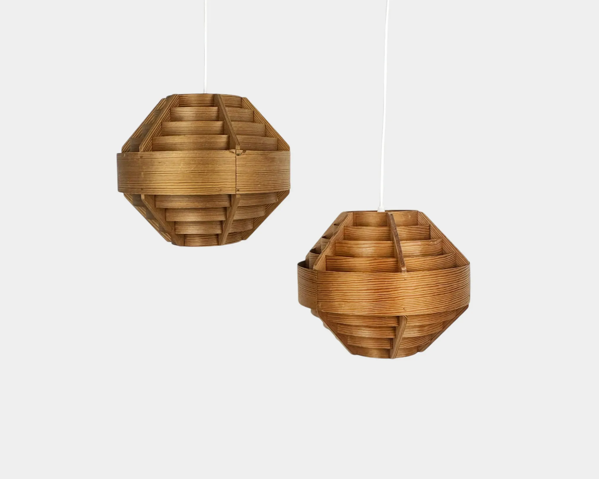 Pair of Hans-Agne Jakobsson pendant lights in pine veneer – AB Ellysett
