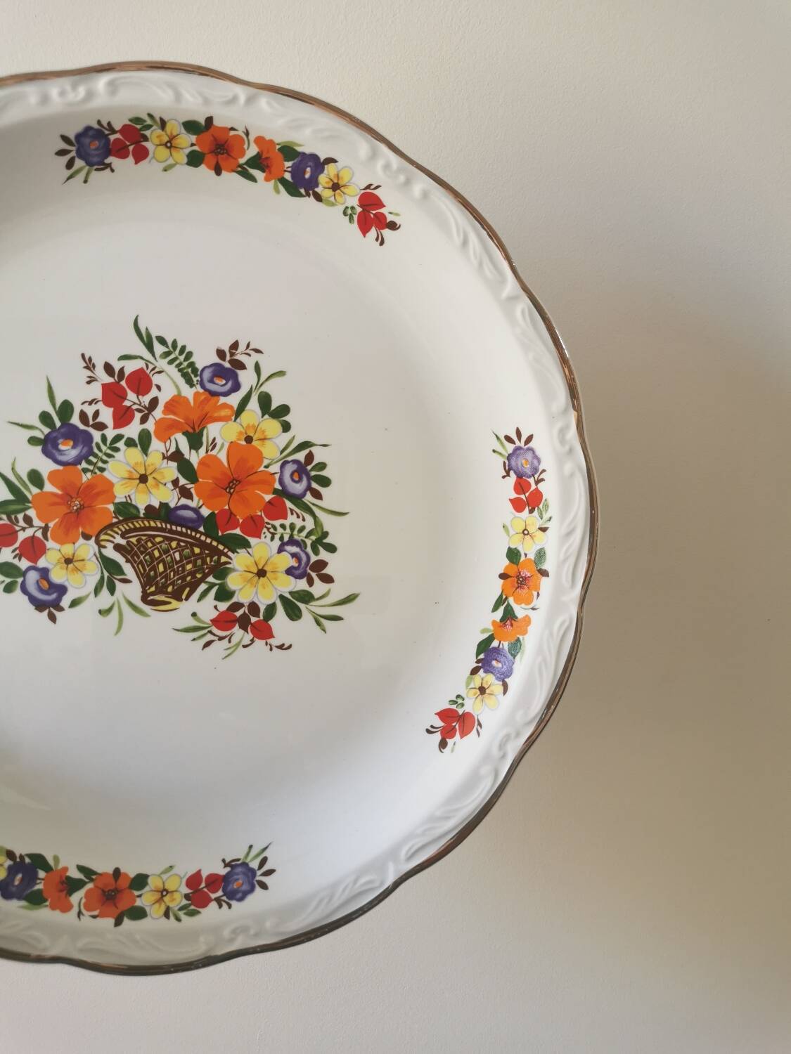 Digoin round dish, basket of flowers