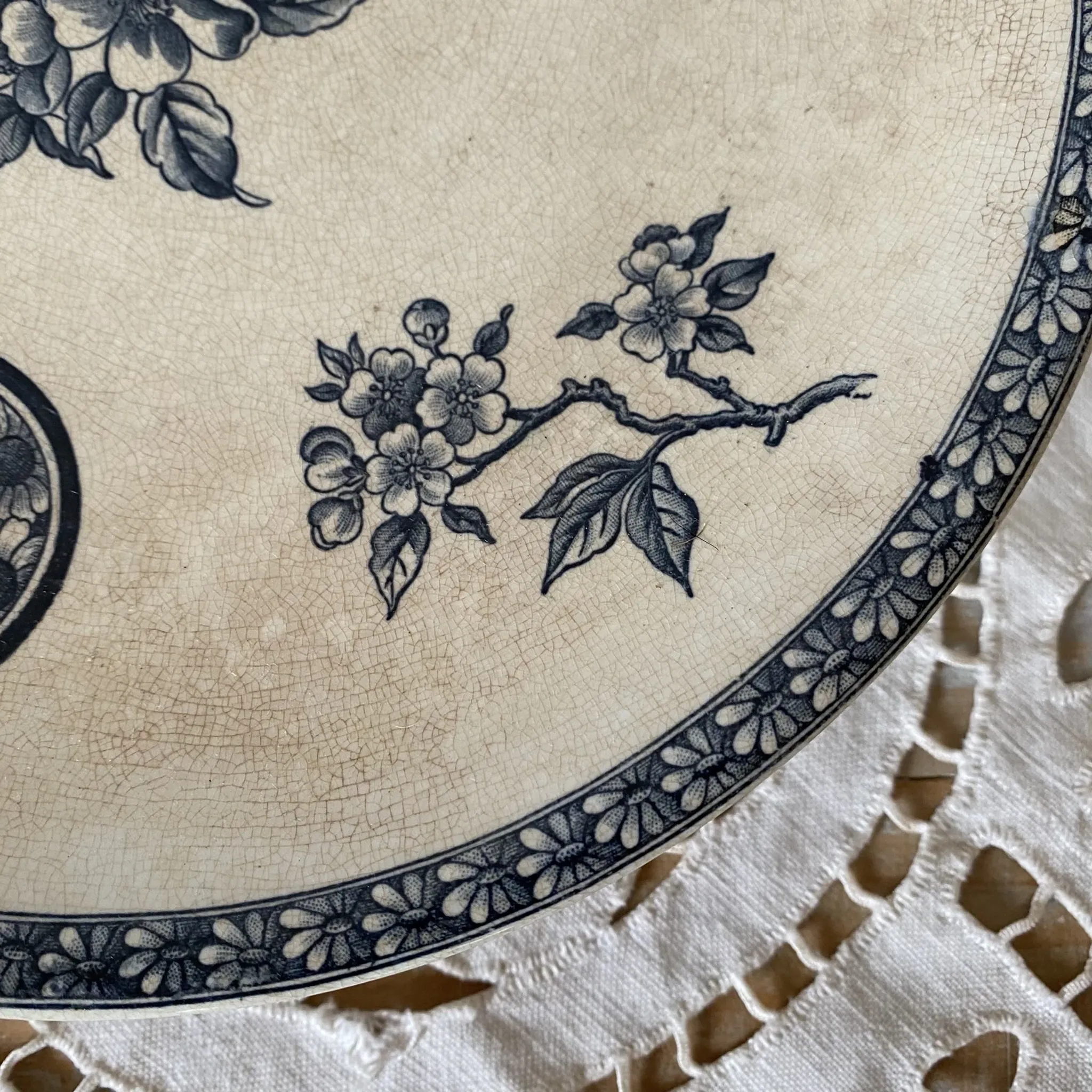 Ironstone cake dish "Marguerite" Large deposit