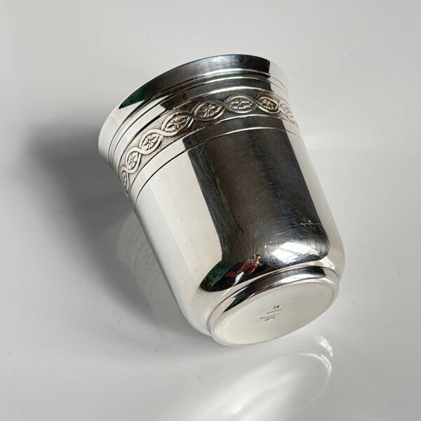 Élégante timbale en métal argenté   Christofle