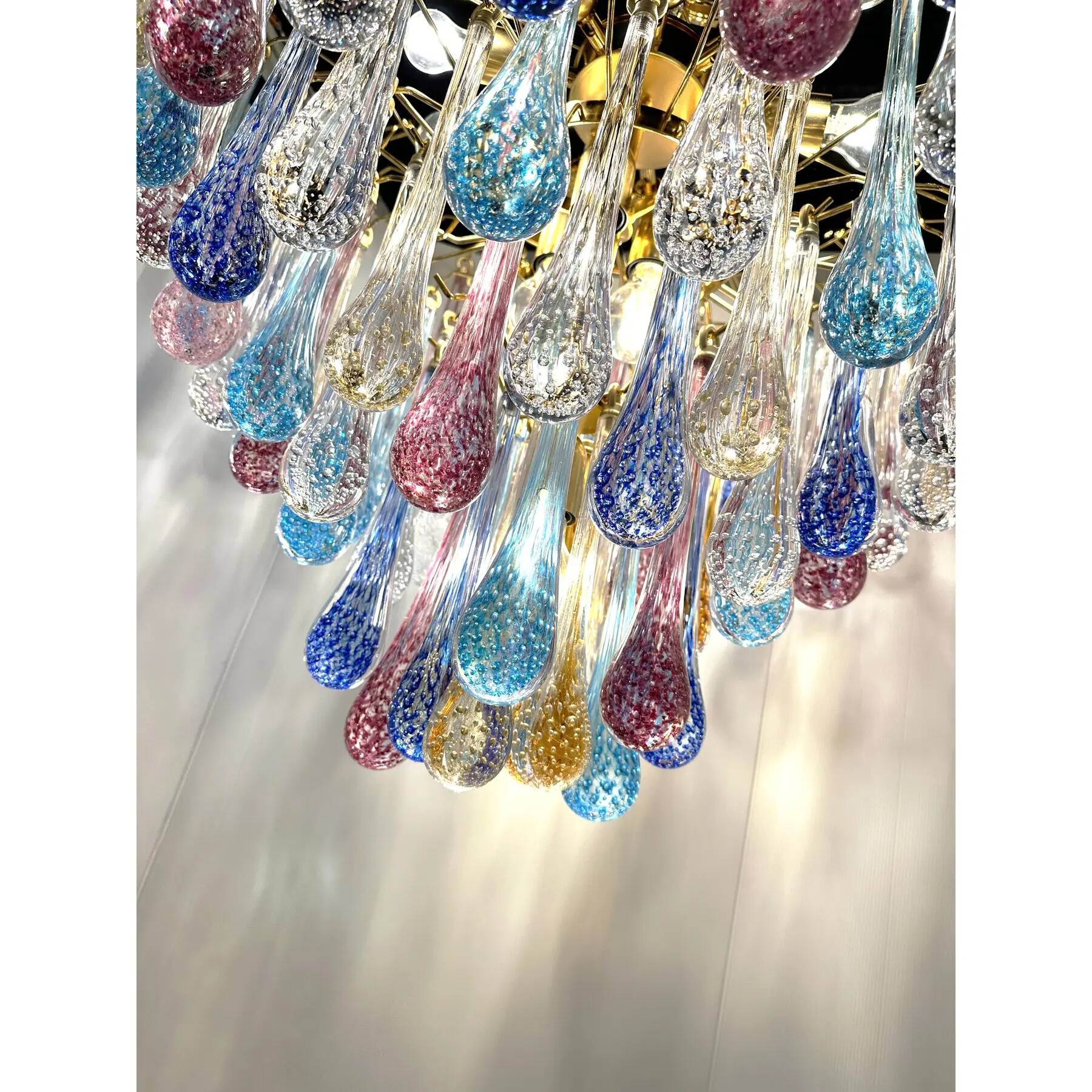 Grand Lustre en Verre de Murano Multicolore – Design Scénique