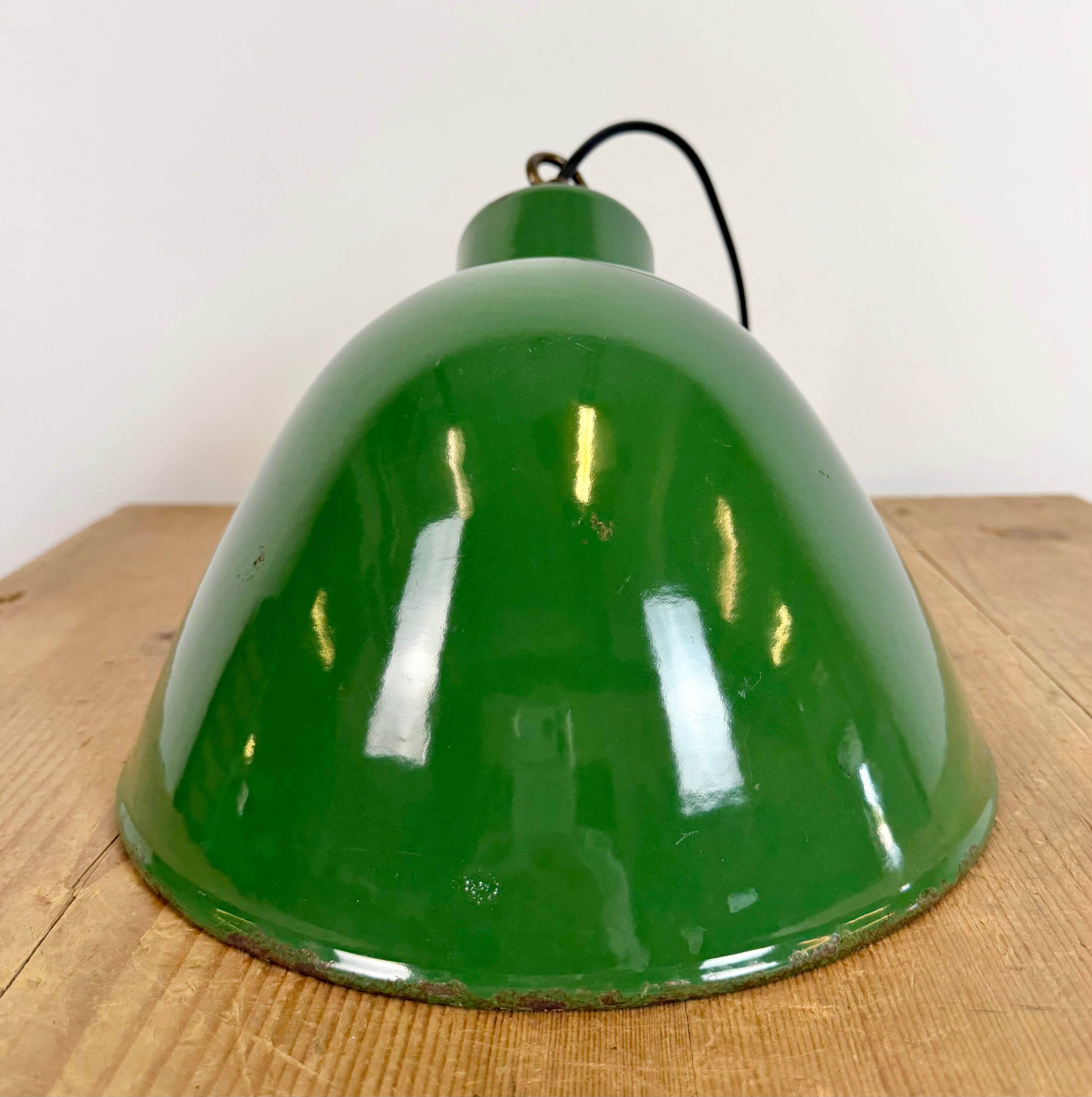 Suspension industrielle en émail vert, années 1960