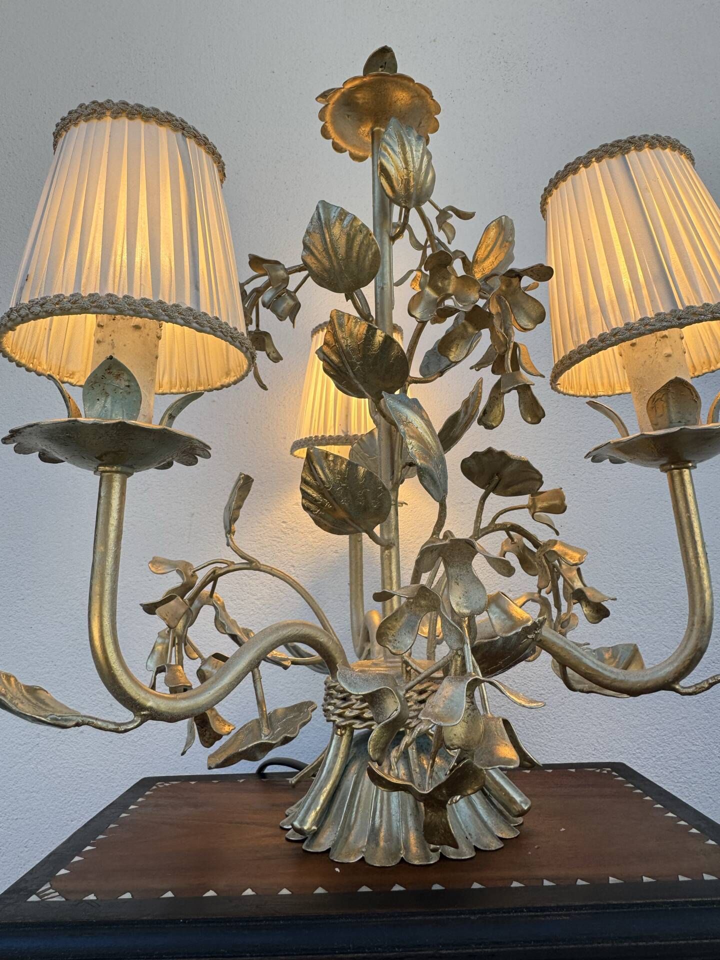 Florentine lamp with foliage from the 1970s.