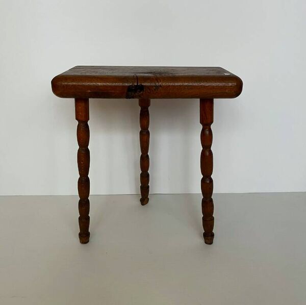 Tabouret tripode en bois massif