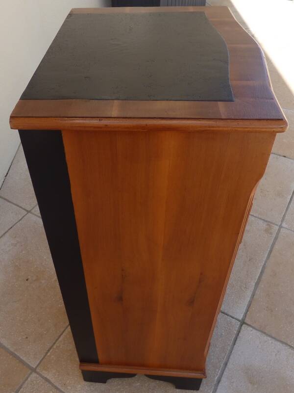 Louis XVI style chest of drawers in wood and cherry veneer.