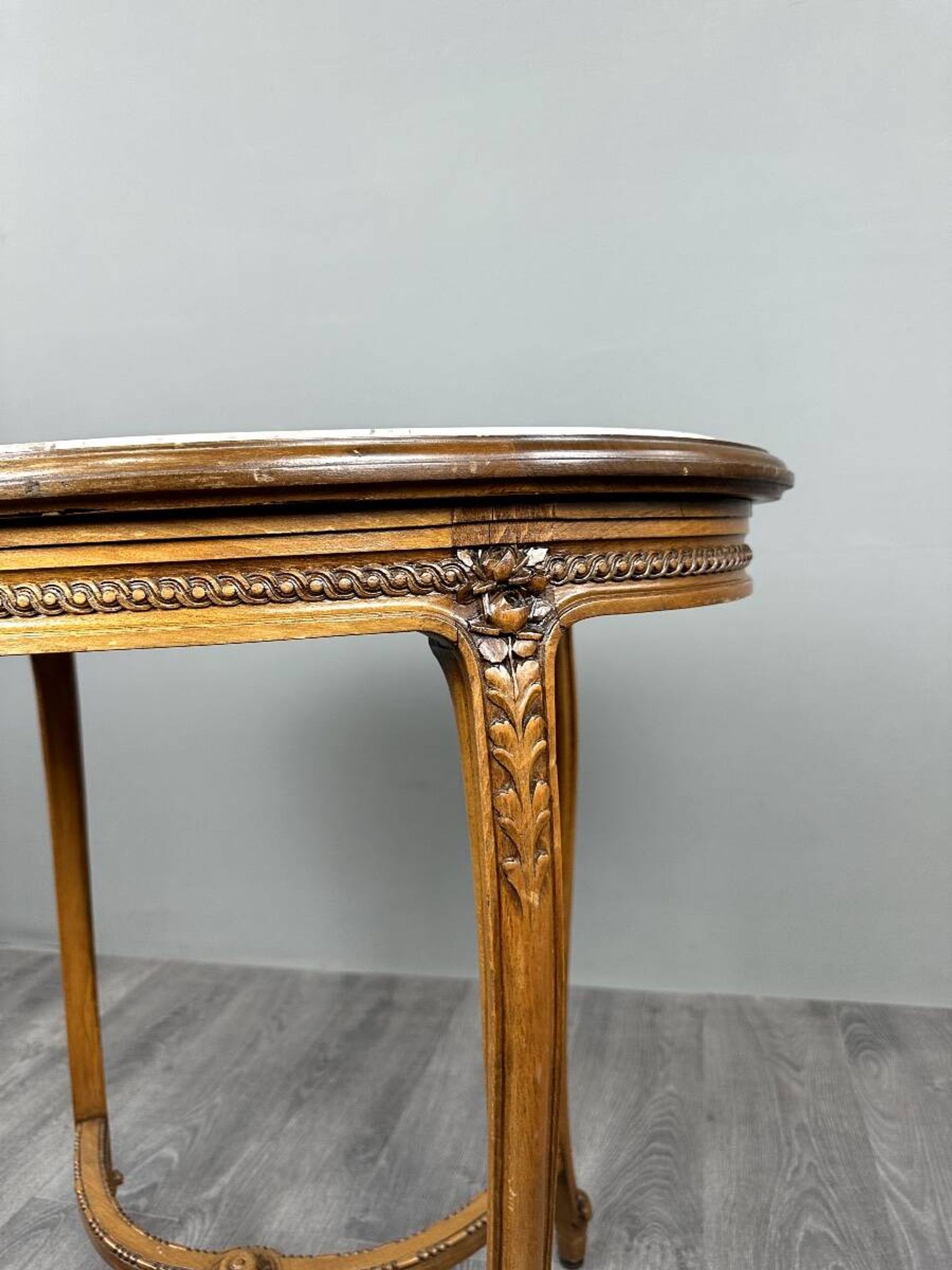 Oval guéridon table in carved wood and marble, Louis XVI style, 19th century.