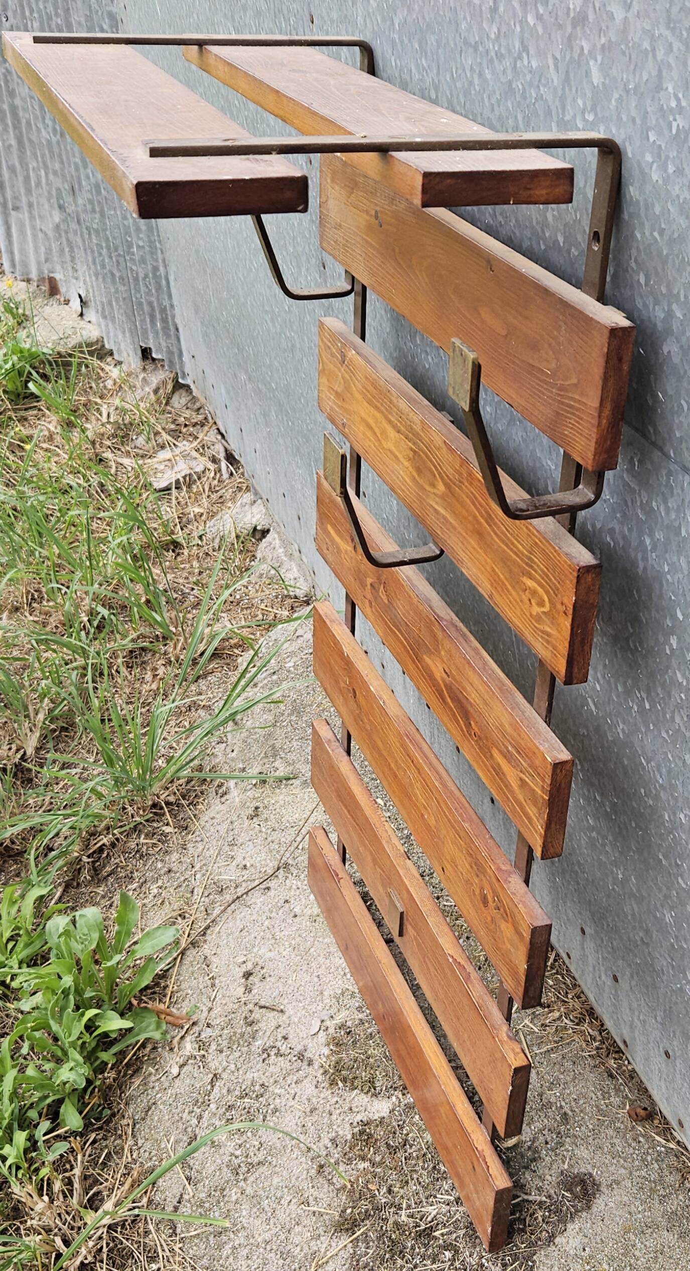 Wall-mounted coat rack in iron and wooden slats