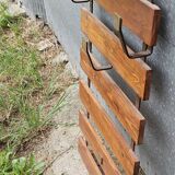 Wall-mounted coat rack in iron and wooden slats