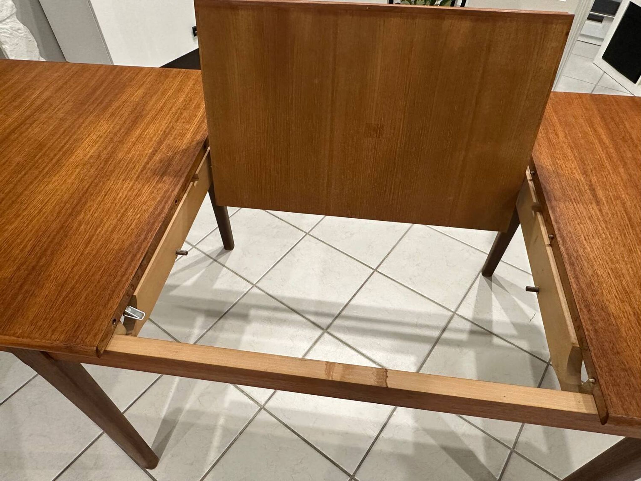 Large extendable Scandinavian table in vintage teak from the 1970s.