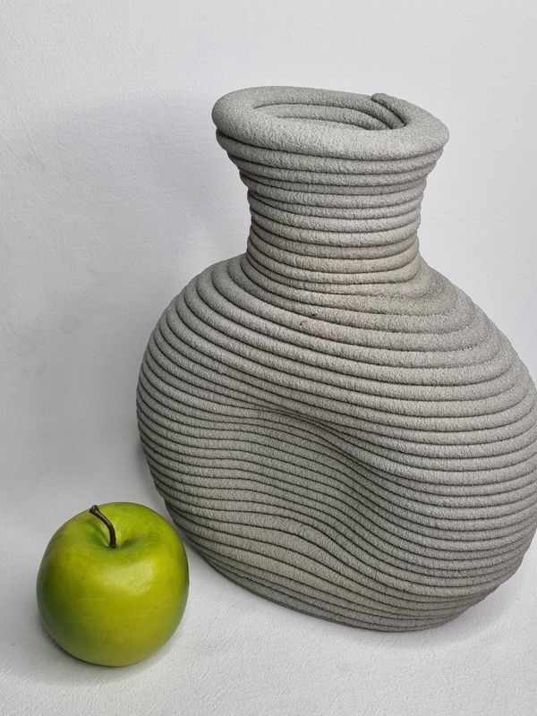 Vase brutaliste en ciment texturé