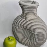 Vase brutaliste en ciment texturé